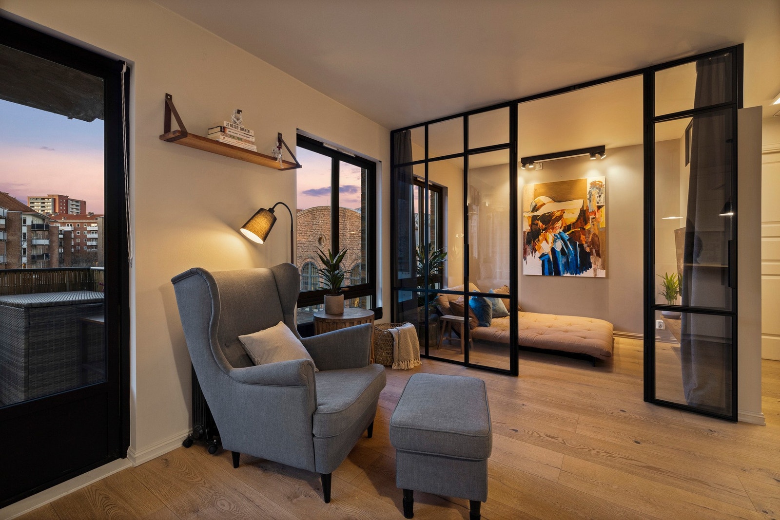 Lun og hyggelig atmosfære med plass til både avslapning og sosiale sammenkomster. Galleribilde