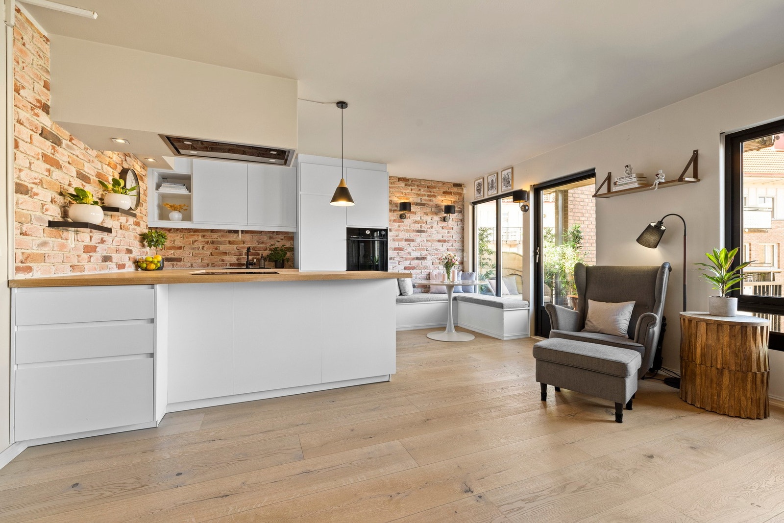 Den åpne stue- kjøkkenløsningen understøtter leilighetens smarte planløsning. Galleribilde