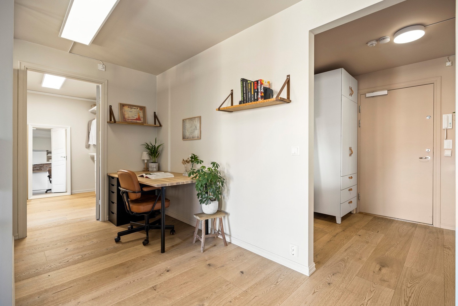 Funksjonelt hjemmekontor smart plassert i stuen. Galleribilde