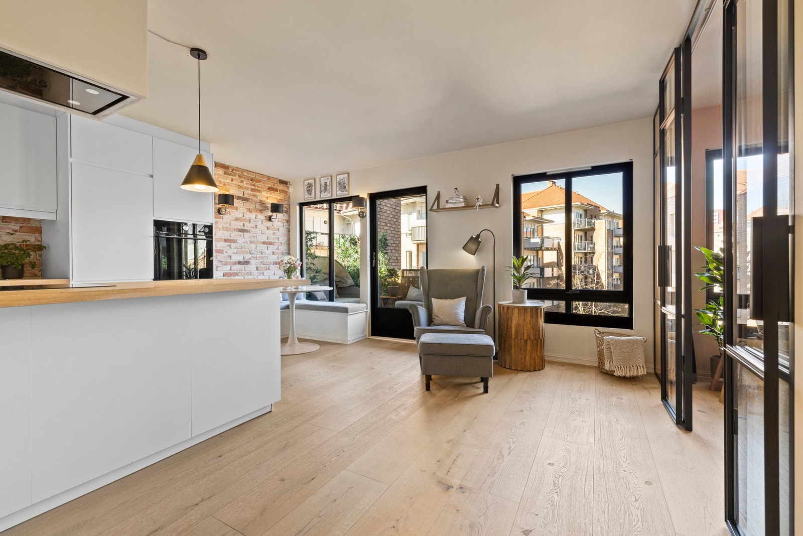 Vindusflatene slipper inn rikelig med naturlig lys og skaper en herlig atmosfære. Galleribilde