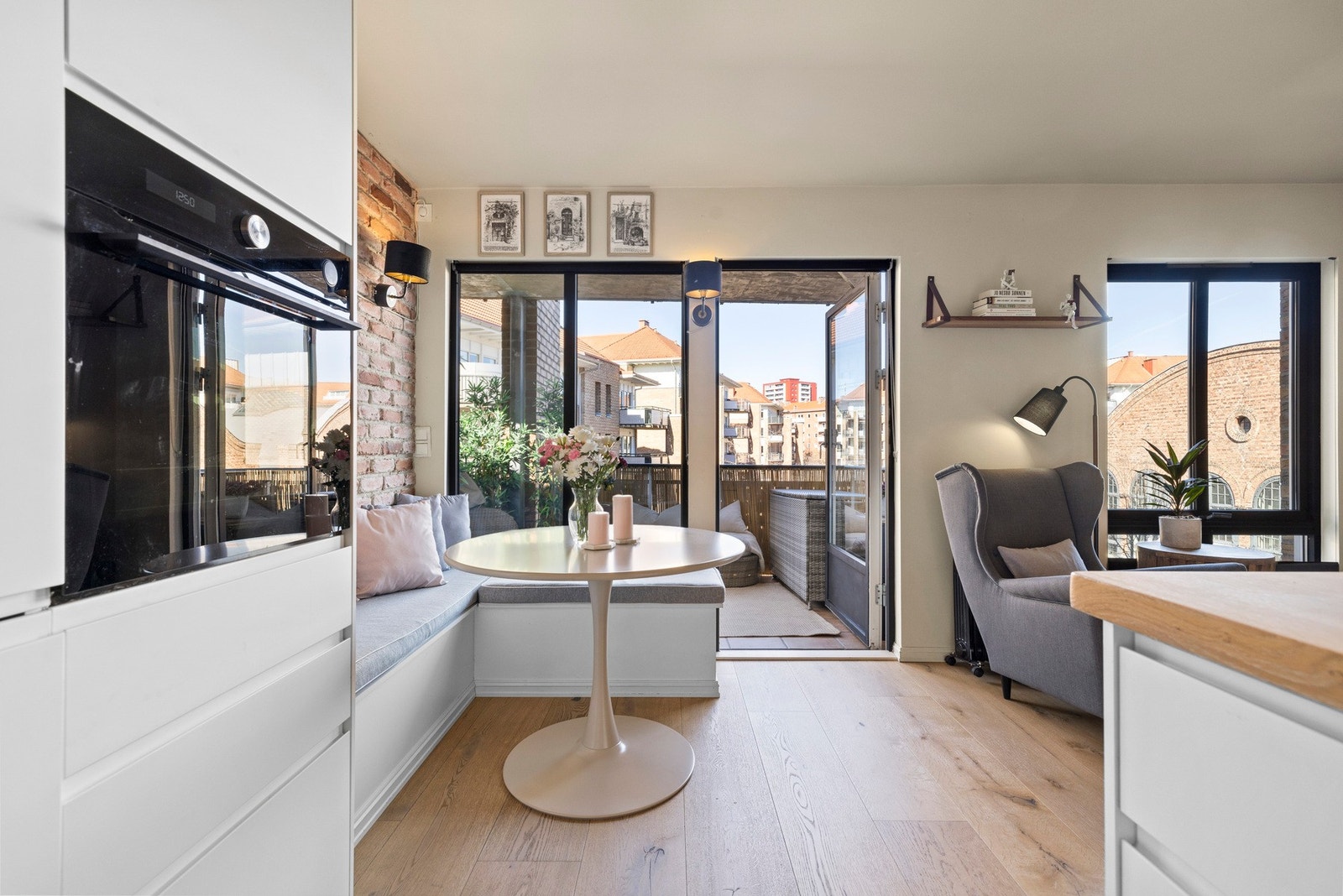 I hjørnet finner man en sjarmerende og plassbesparende spiseplass med innebygde sittebenker og smart oppbevaring. Galleribilde