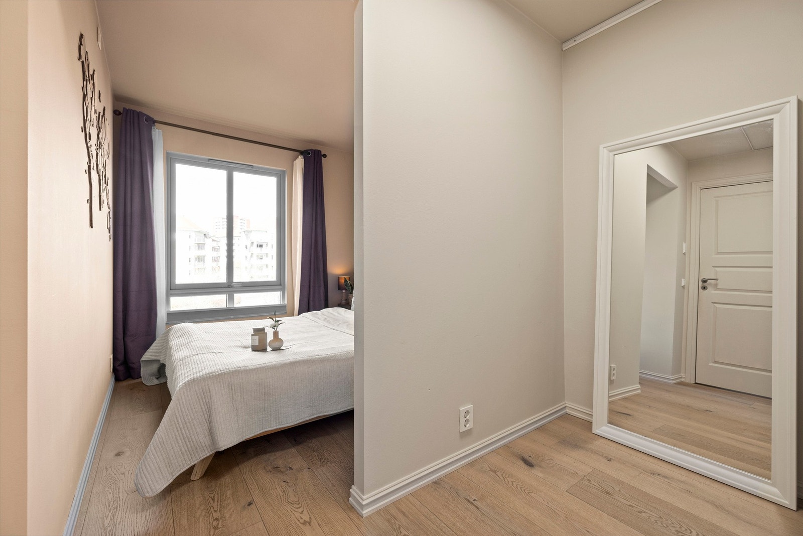 Lyst, luftig og behagelig soverom av god størrelse. Galleribilde