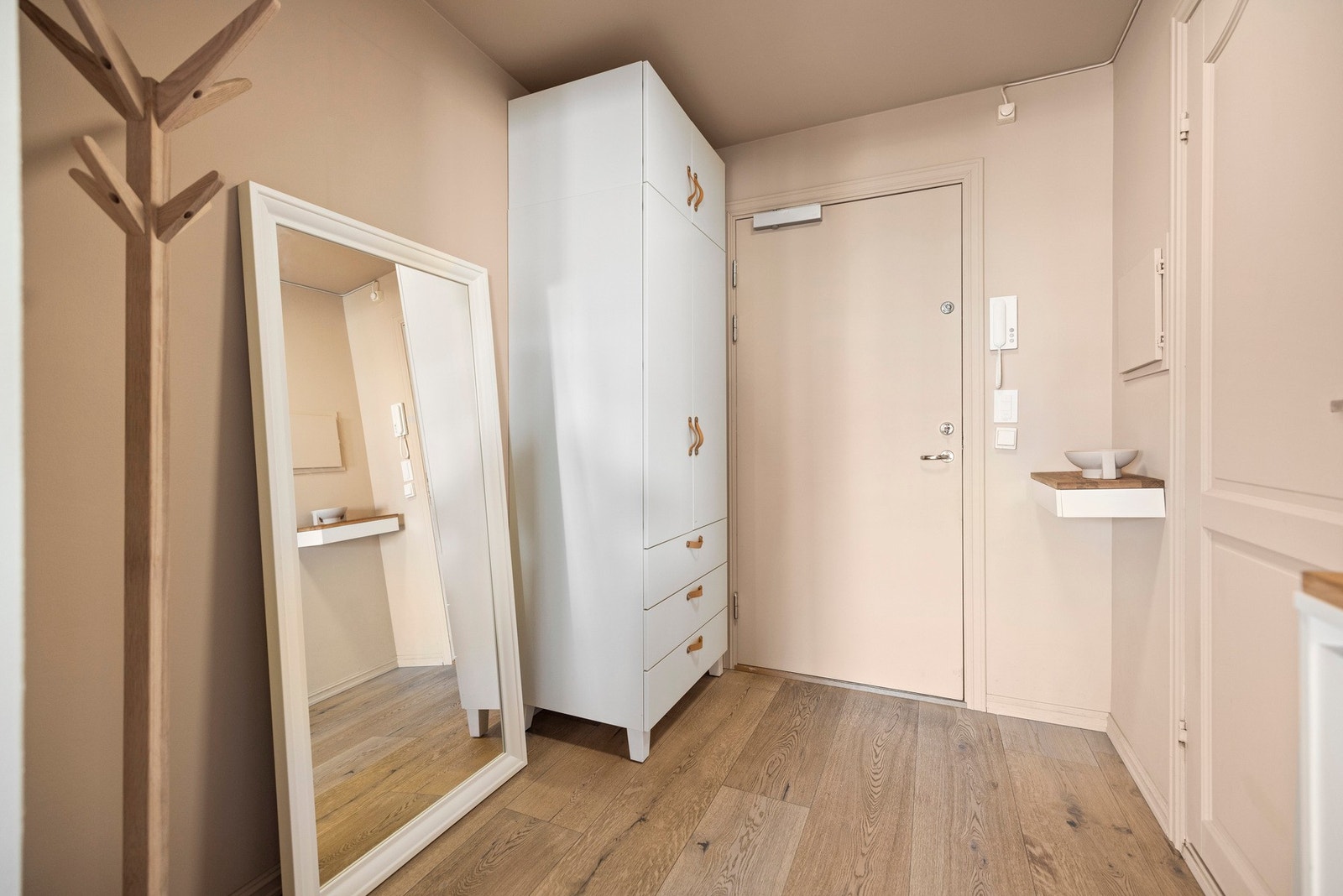 I gangen finner man en romslig garderobe. Galleribilde