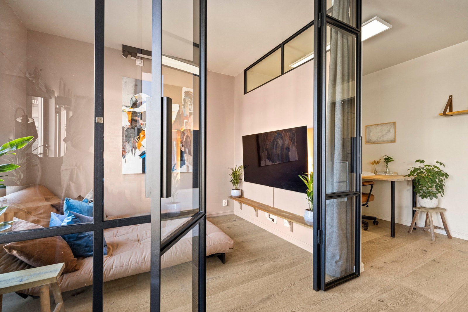 Rommet kan benyttes som gjesterom, hjemmekontor eller en utvidelse av stueområdet. Galleribilde