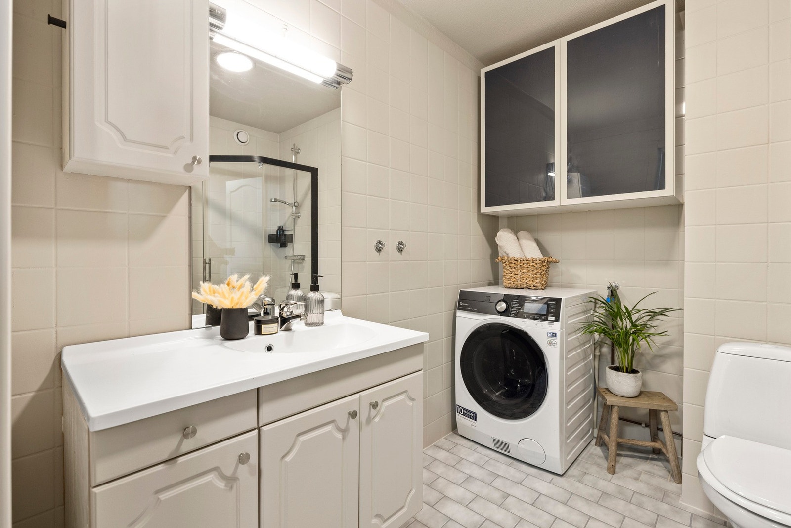 Lyst og romslig bad med elektriske varmekabler. Det er opplegg for vaskemaskin. Galleribilde