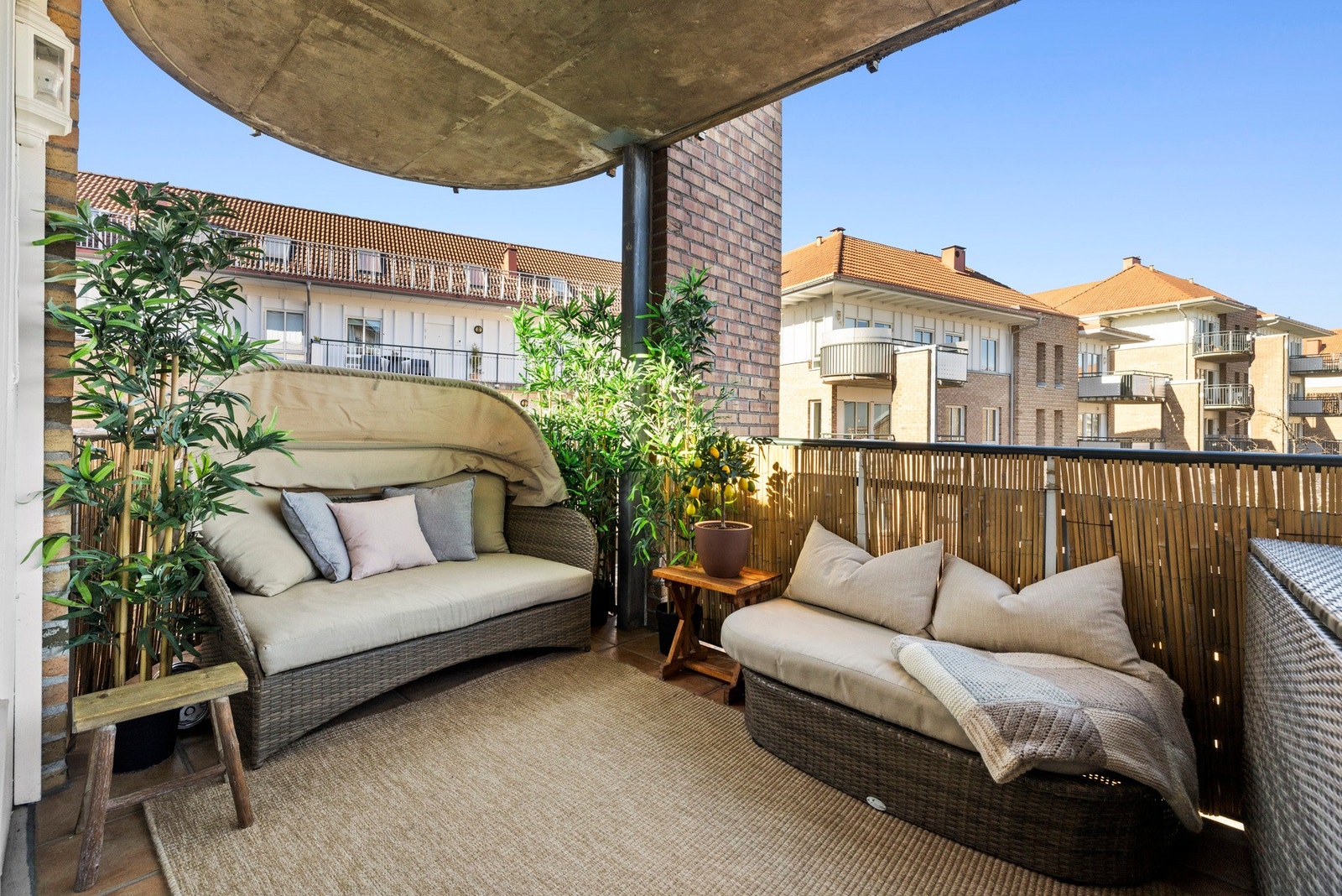 Romslig balkong på 9 kvm - perfekt for både avslapning og sosiale sammenkomster. Galleribilde