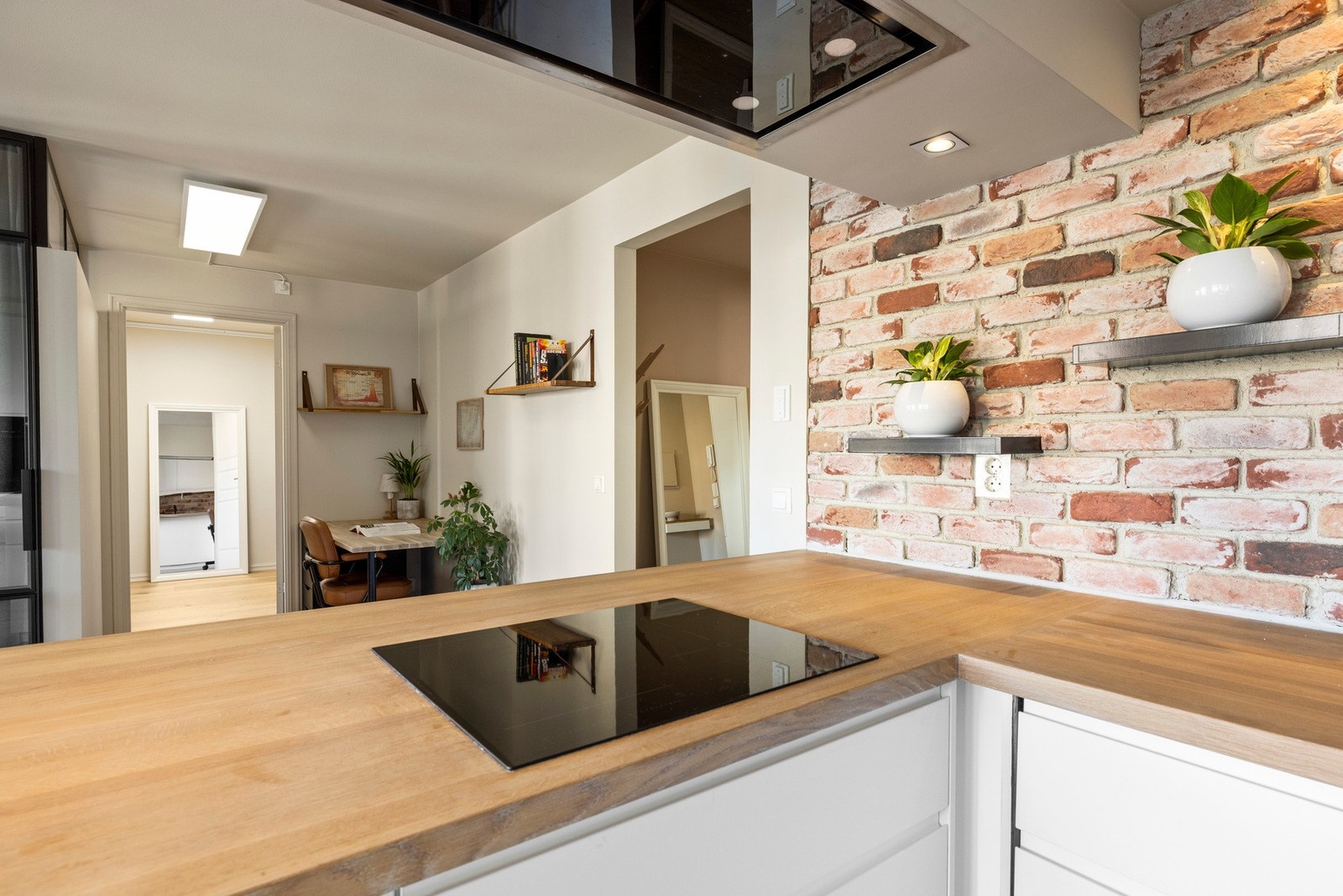 Her kan man kokkelere på kjøkkenet samtidig som sosialiserer med gjester. Galleribilde