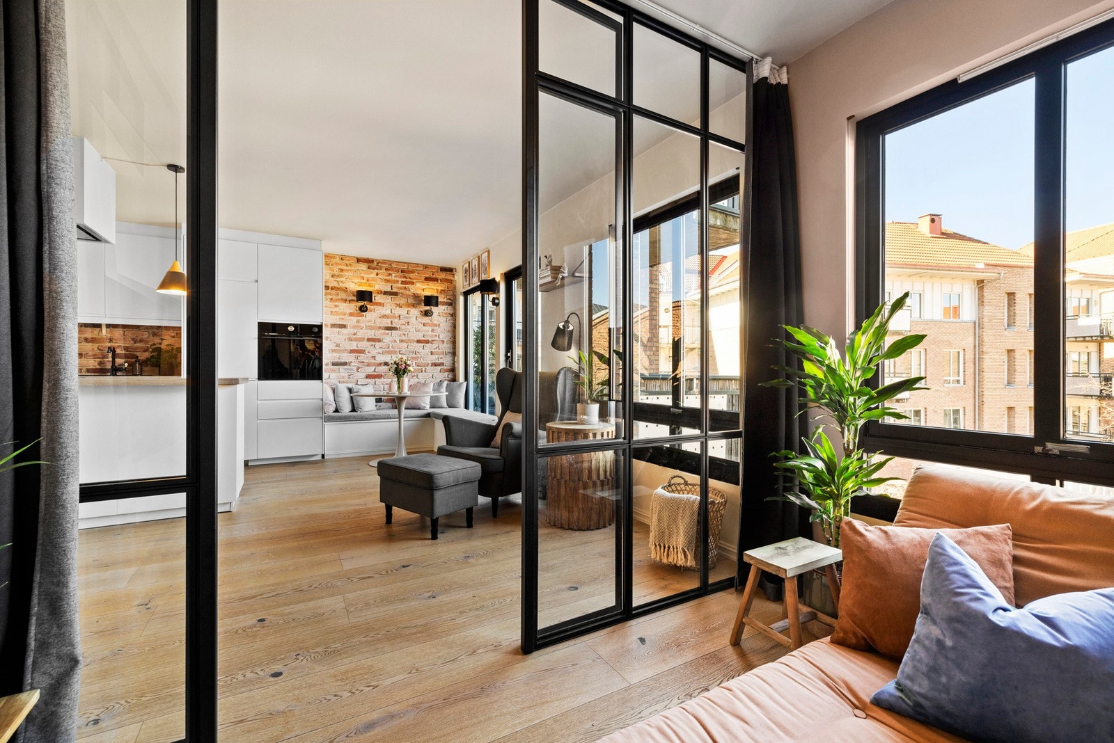 Moderne glassdører gir en sømløs overgang mellom rommene. Galleribilde