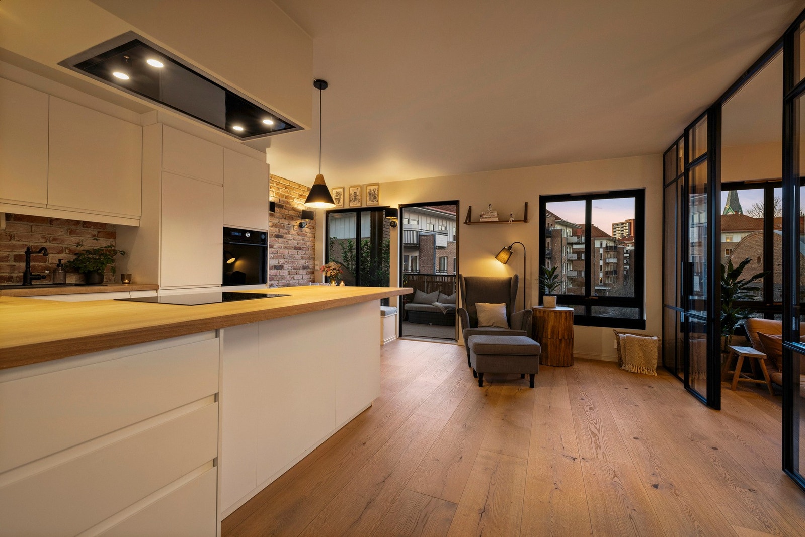 Fantastisk kveldsatmosfære i stuen. Galleribilde