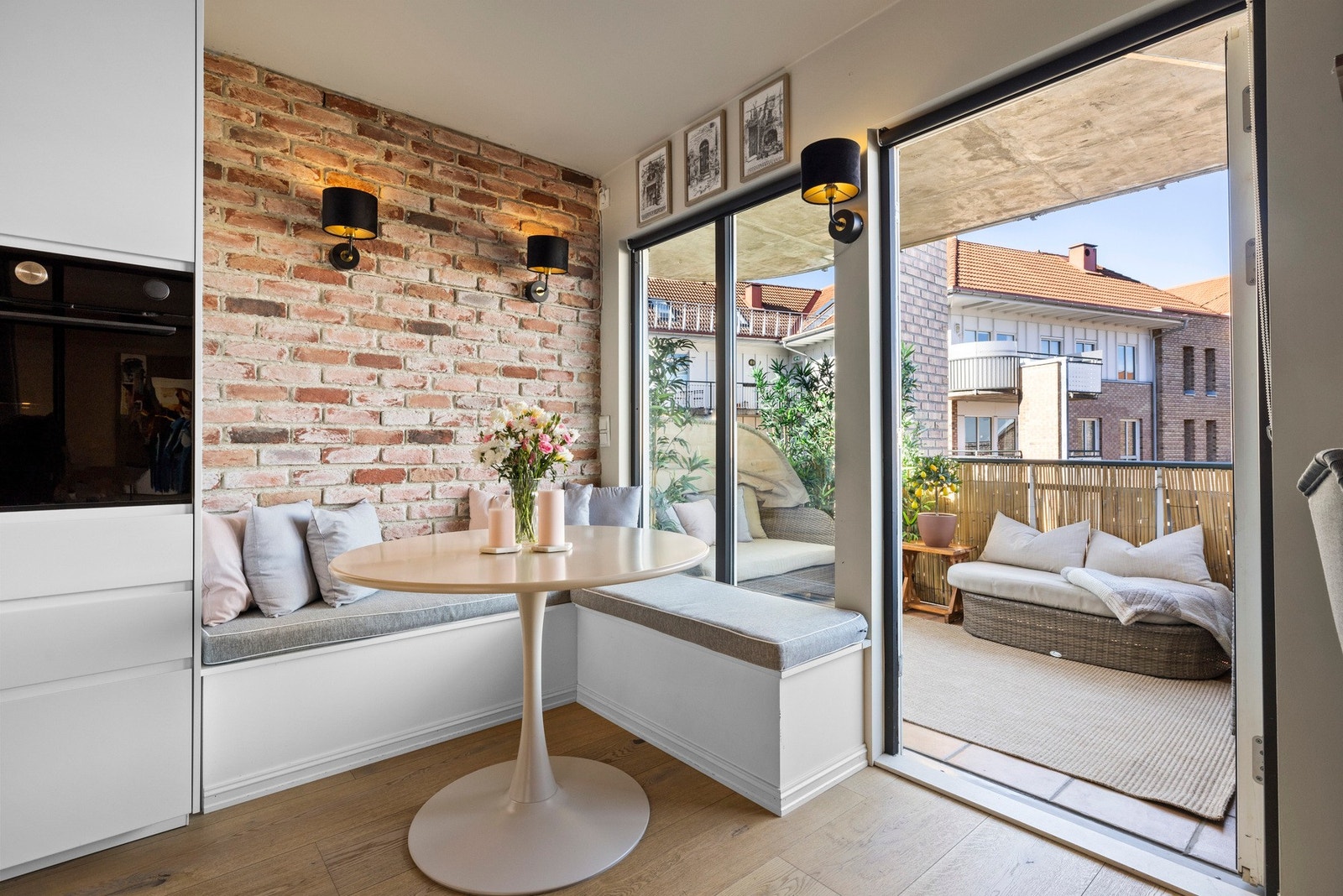 Spisehjørnet gir en naturlig overgang til den romslige stuen og balkogen. Galleribilde