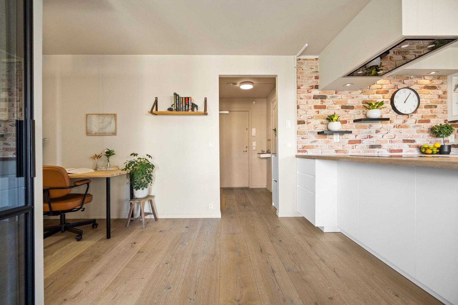 Gulvflater er belagt med lekker enstavs parkett i alle oppholdsrom. Galleribilde