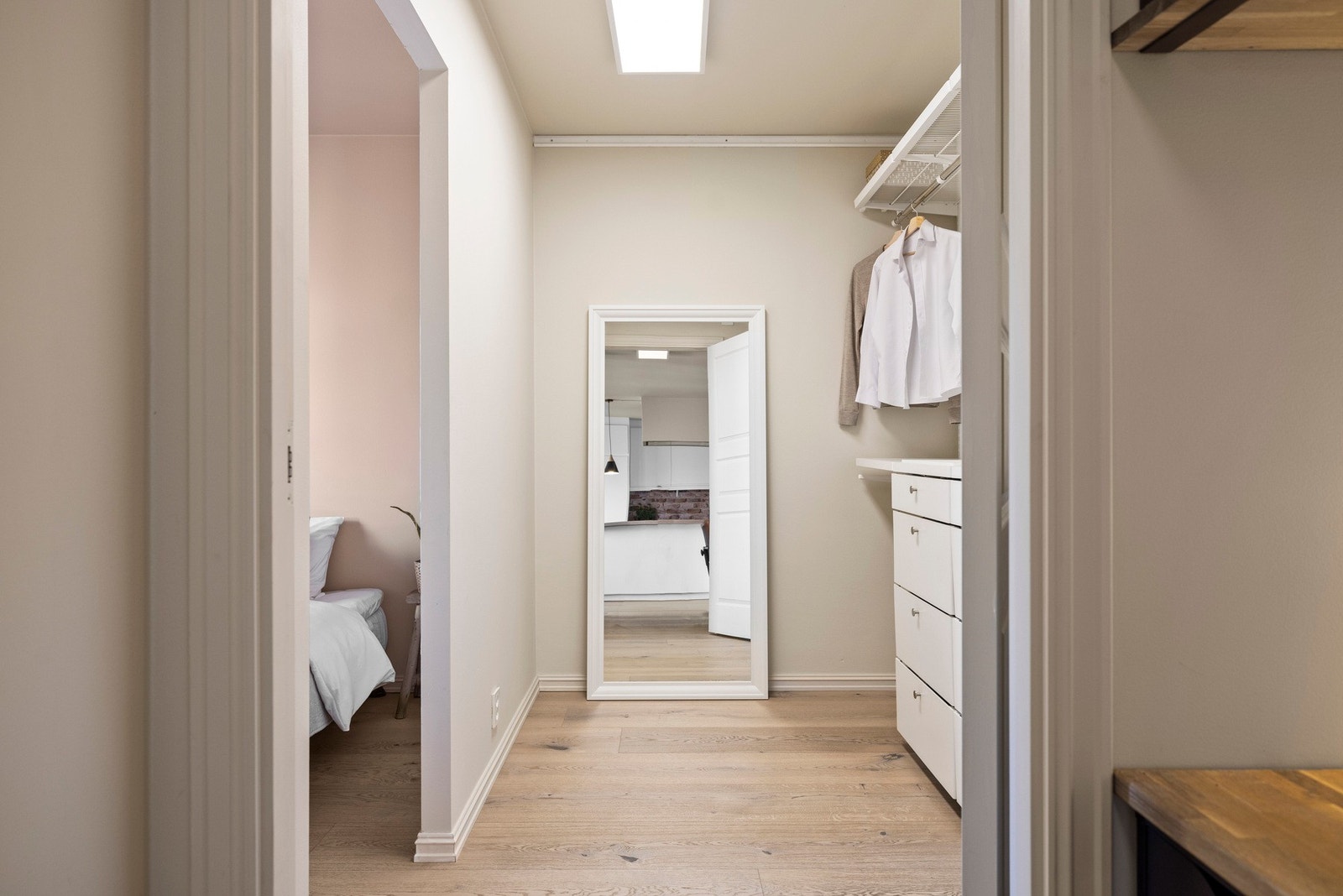 Soverommet har direkte tilgang til en romslig walk-in garderobe. Galleribilde