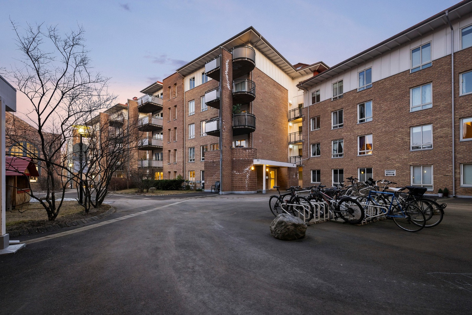 Bygget er fra 1998 - Sameiet består av 57 seksjoner. Galleribilde