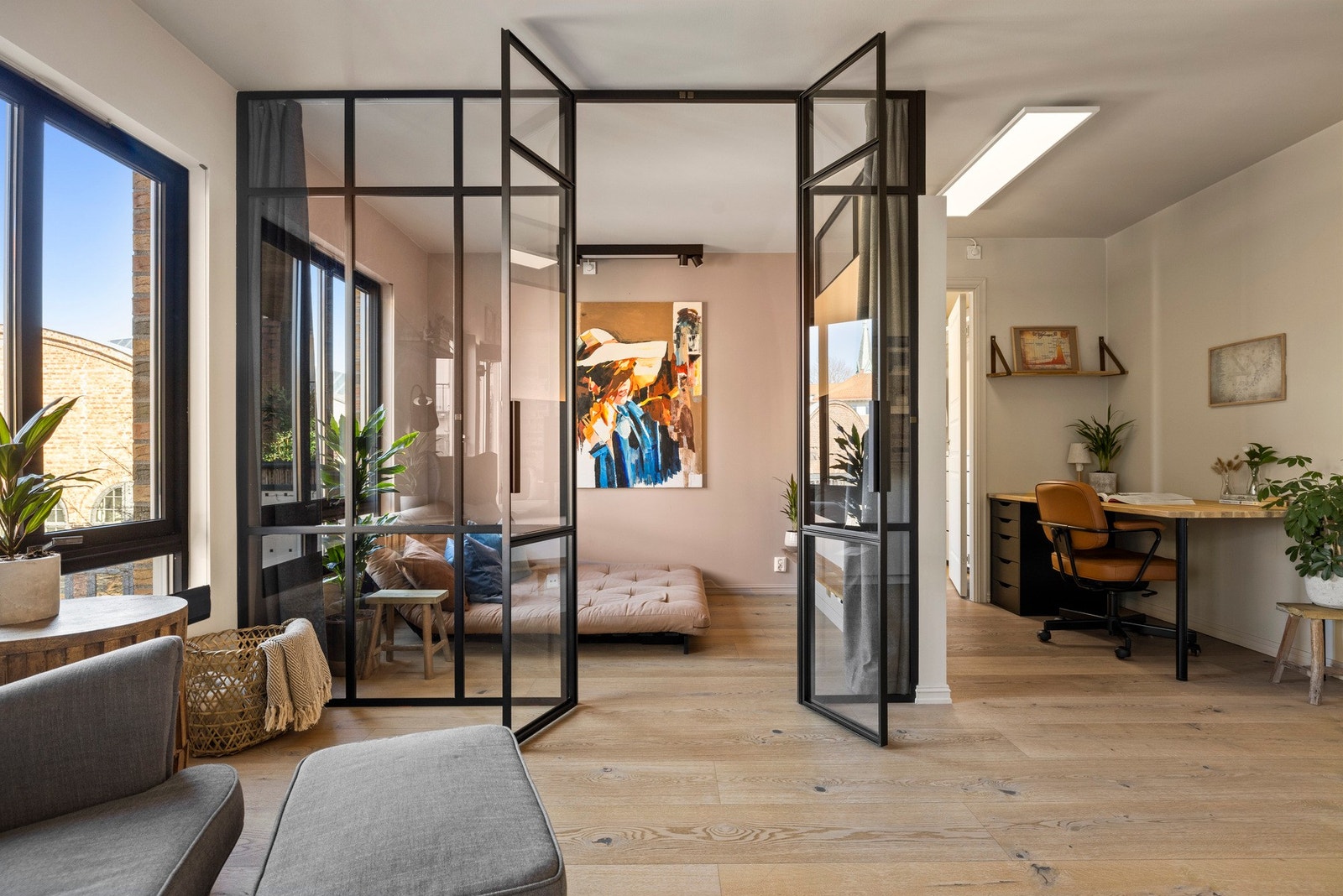 Boligen ble vesentlig oppusset i 2019 (med unntak av badet) og fremstår som moderne, gjennomført og stilren, med nøye utvalgte farger og materialer. Galleribilde