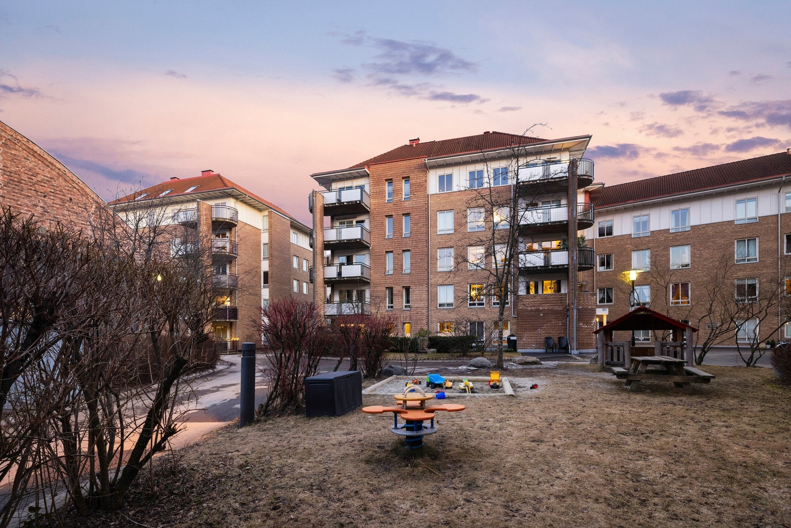 Pent opparbeidede fellesområder med sittegrupper og lekeplasser for de små. Galleribilde