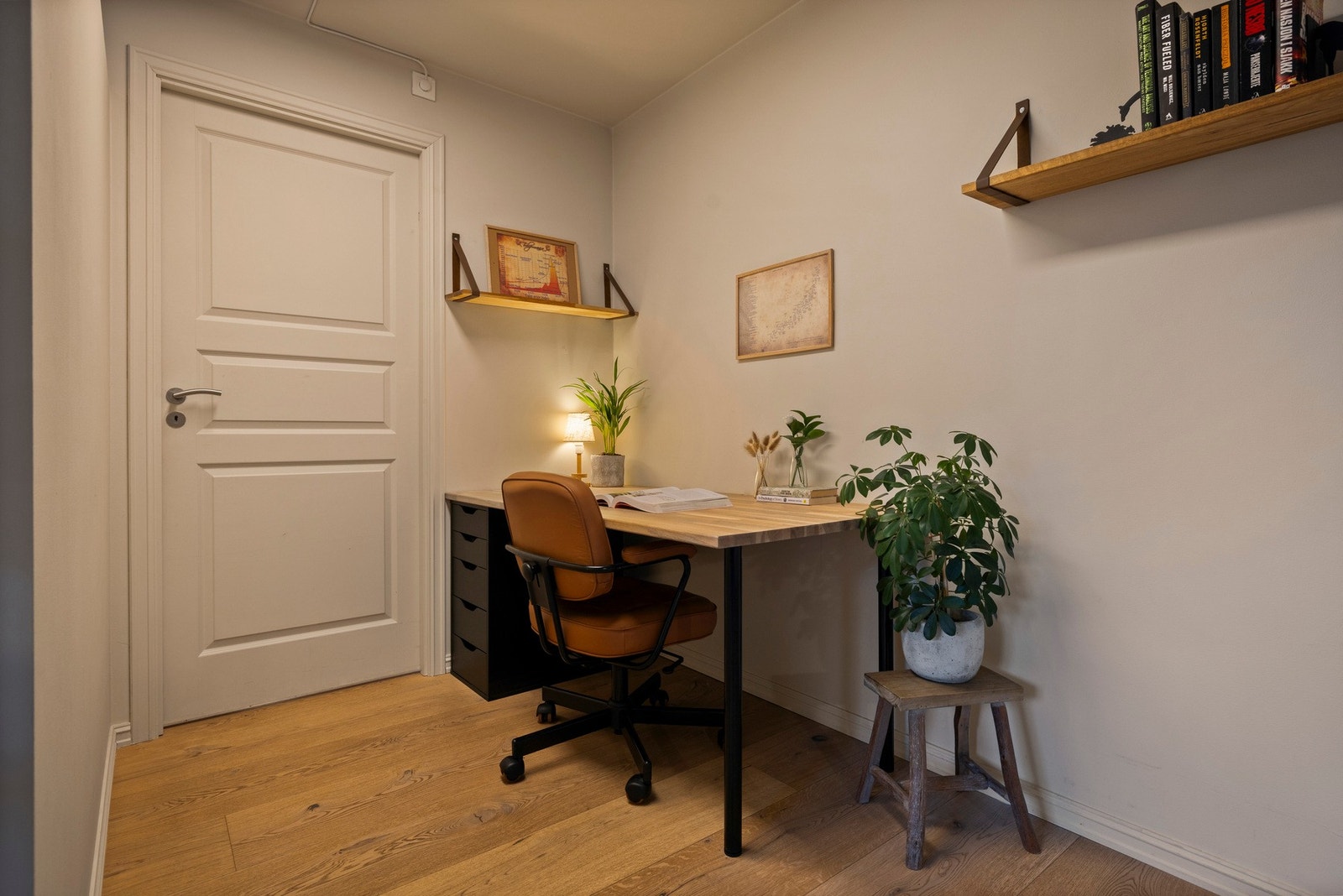 Hjemmekontor med lun stemning når kvelden faller på. Galleribilde