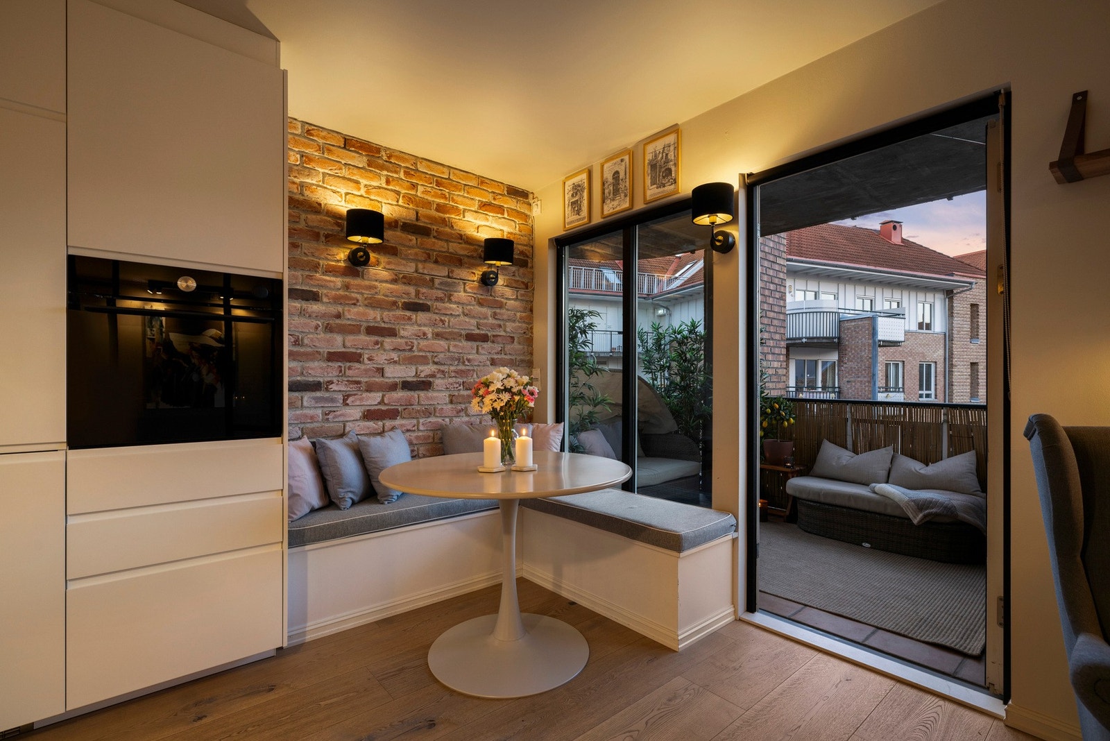 Sjarmerende teglvegger som gir stuen et unikt særpreg. Galleribilde