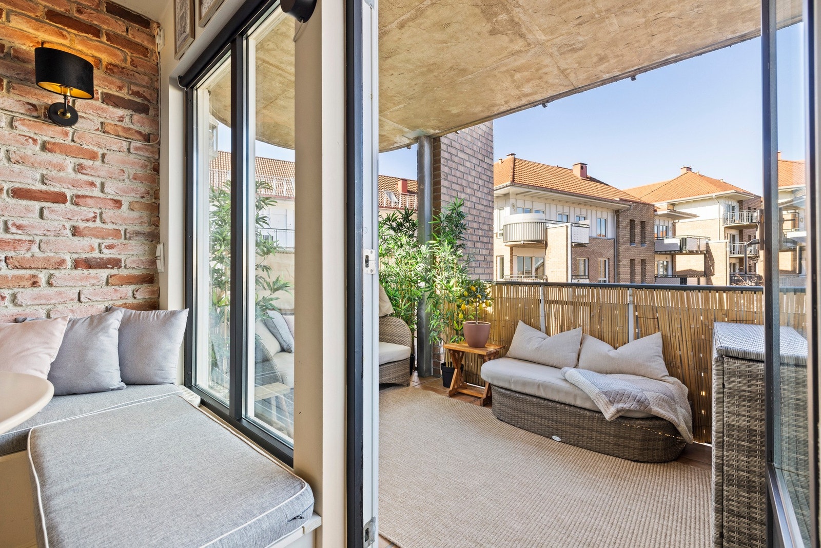 Fra stue/kjøkken er det direkte utgang til den flotte balkongen. Galleribilde