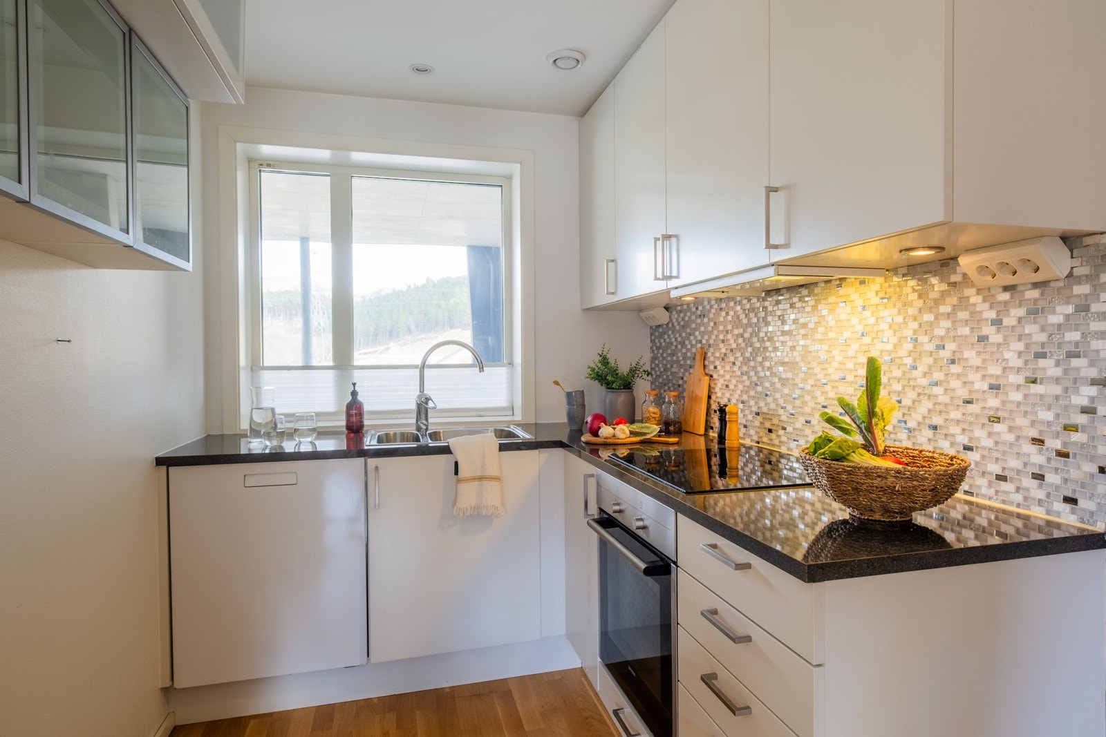 Pent kjøkken med hvitevarer Galleribilde