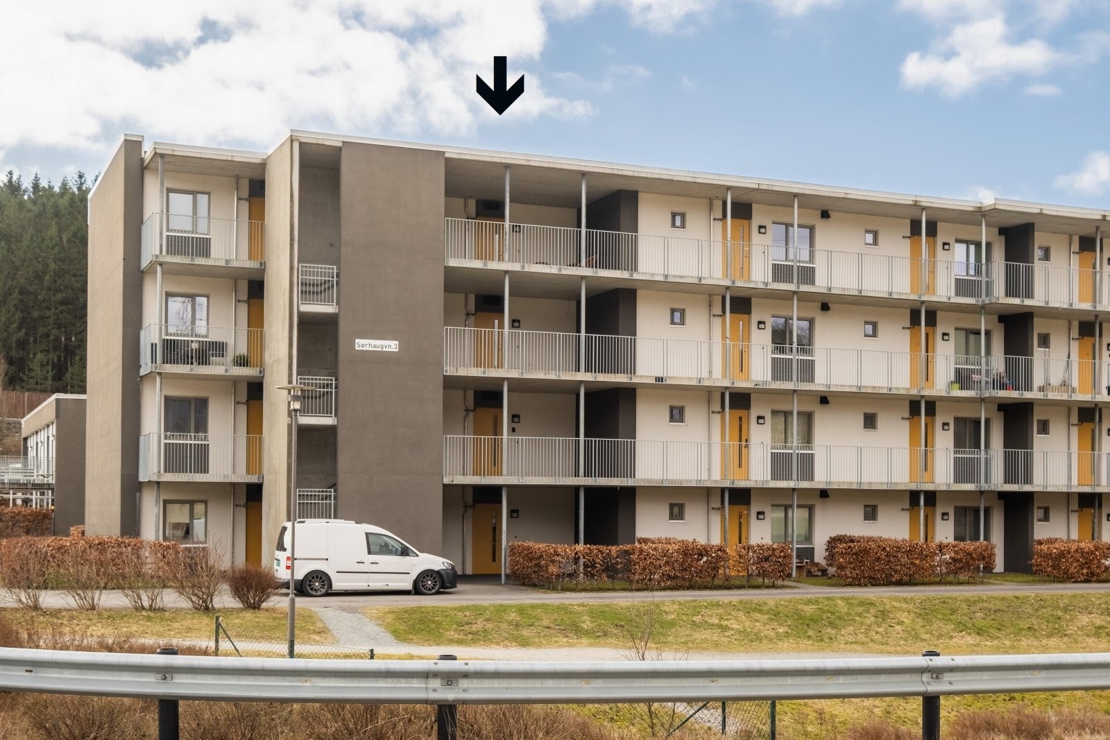 Leiligheten har en fin beliggenhet i øverste etasje Galleribilde