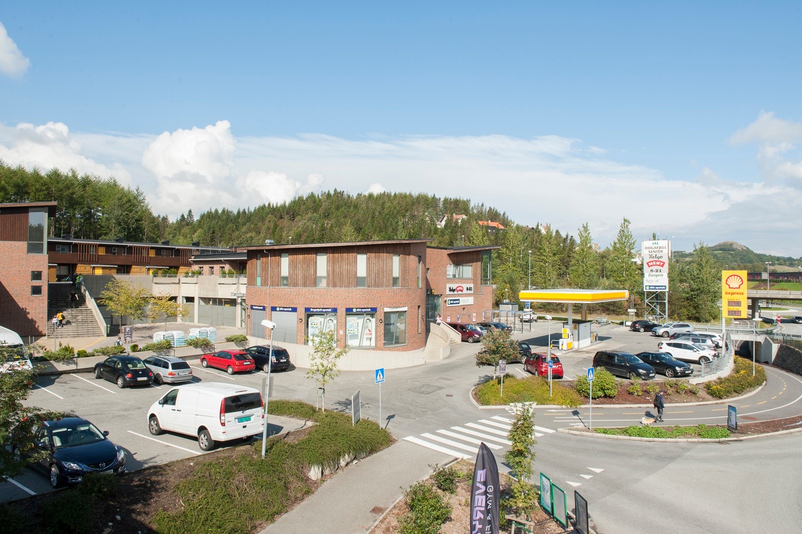 Dagligvarehandelen kan gjøres på Helgå Meny på Bogafjellsenteret eller Rema 1000 på Håbet Galleribilde