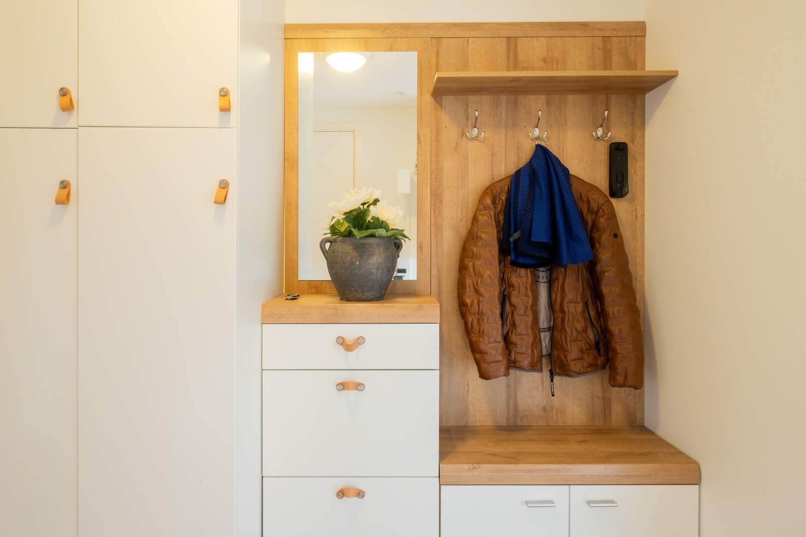 Innbydende entré med garderobeløsning Galleribilde