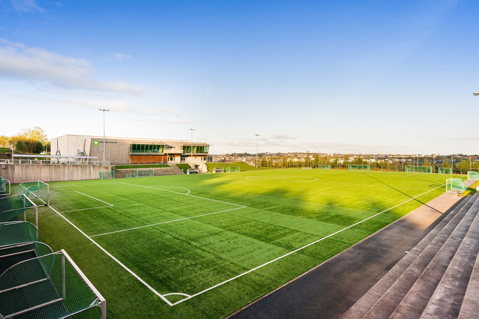 Fritidsaktivitetene ved kunstgressbanen på Bogafjell ligger like i nærheten Galleribilde