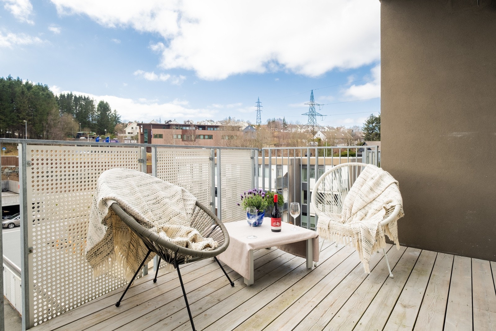 Fra stue er det utgang til balkong som vender mot sør-vest Galleribilde