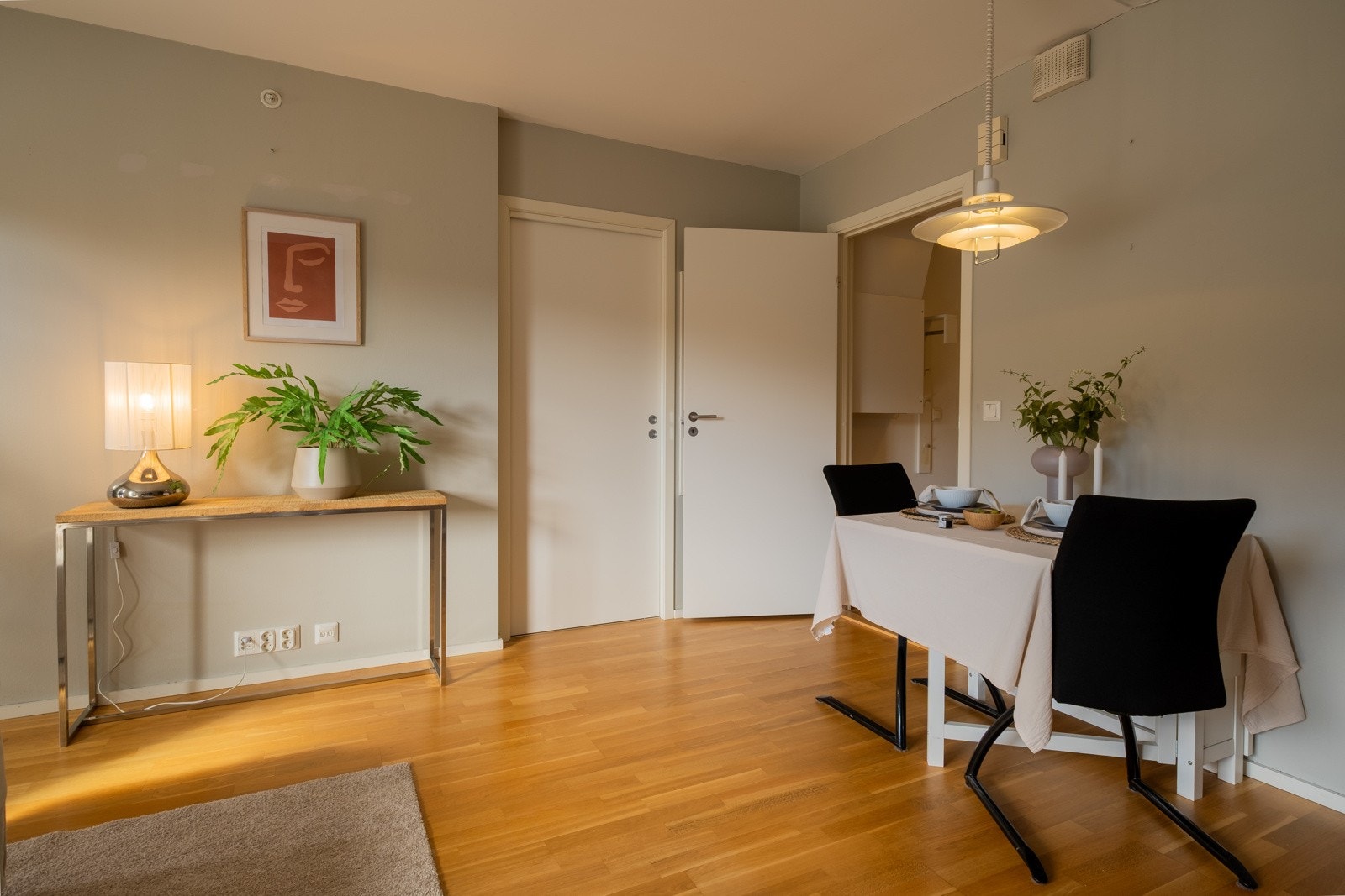 Stuen har en god størrelse som gir plass til både sofa og spisebord Galleribilde