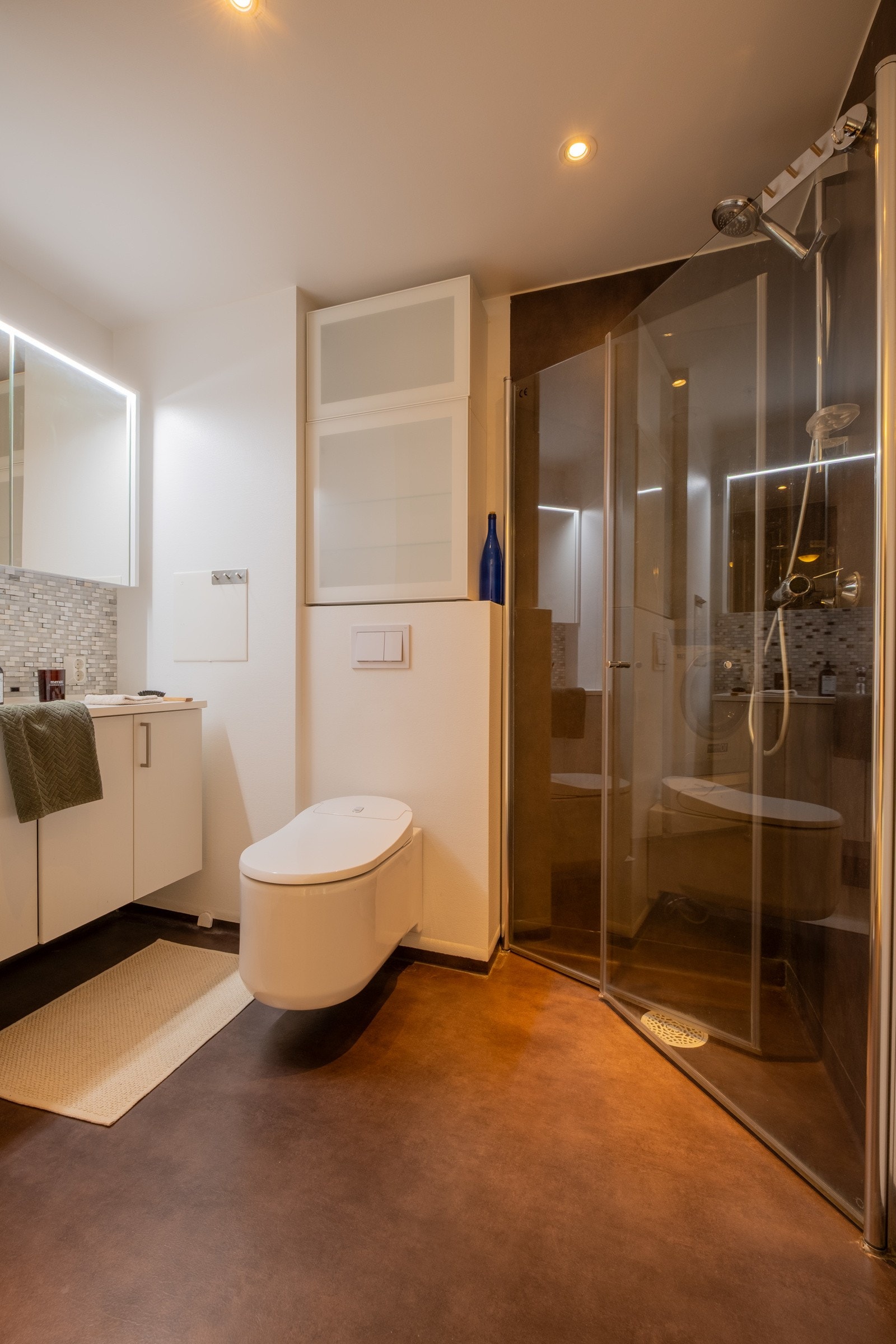 Pent baderom med varme i gulvet og downlights belysning Galleribilde