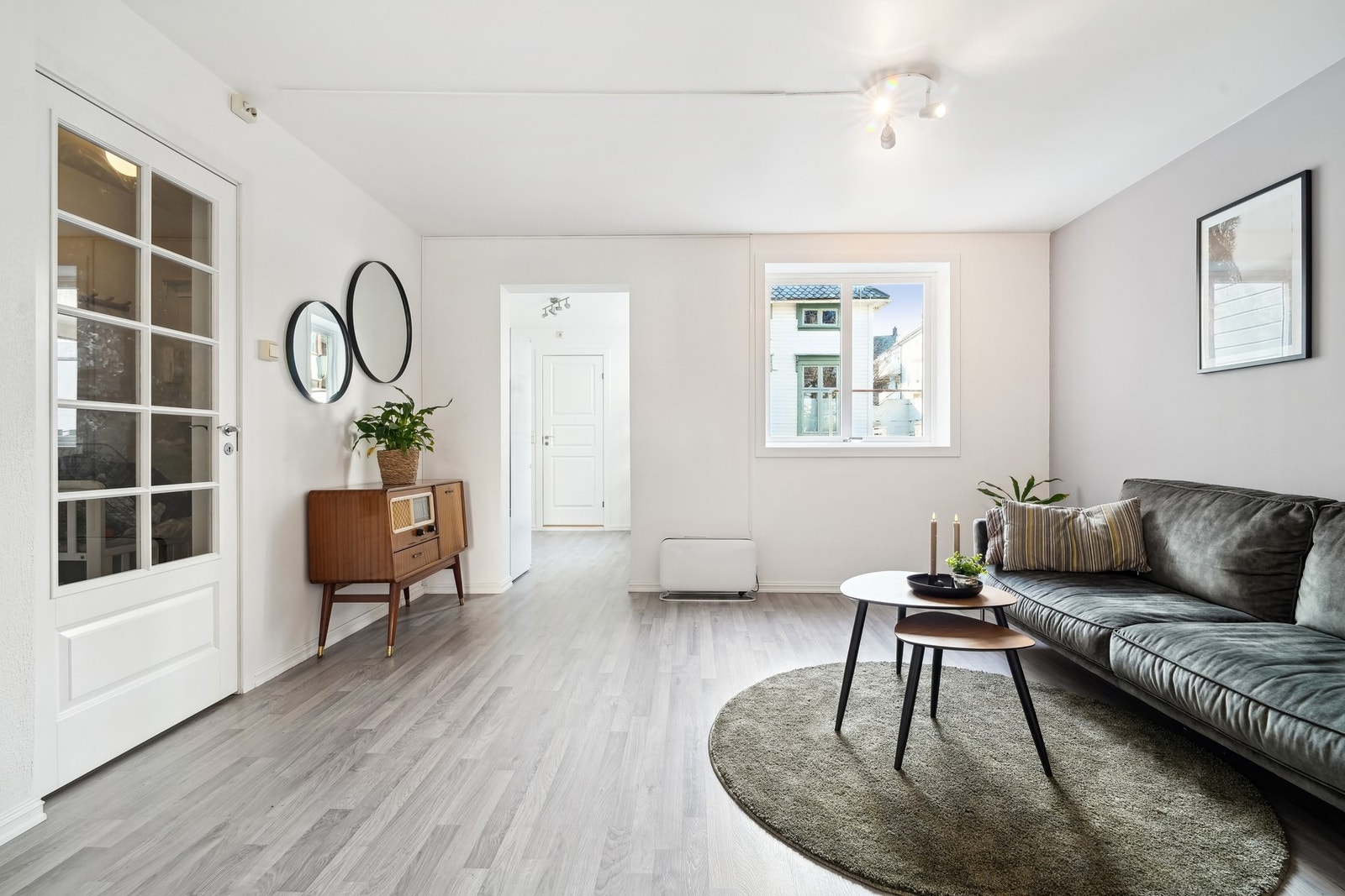 Det er tilkomst til kjøkkenet fra stuen. Galleribilde