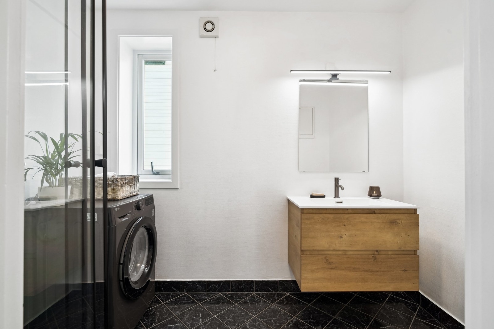 Bad/vaskerom med flislagt gulv med varmekabler. Våtromstapet/belegg på veggene. Galleribilde