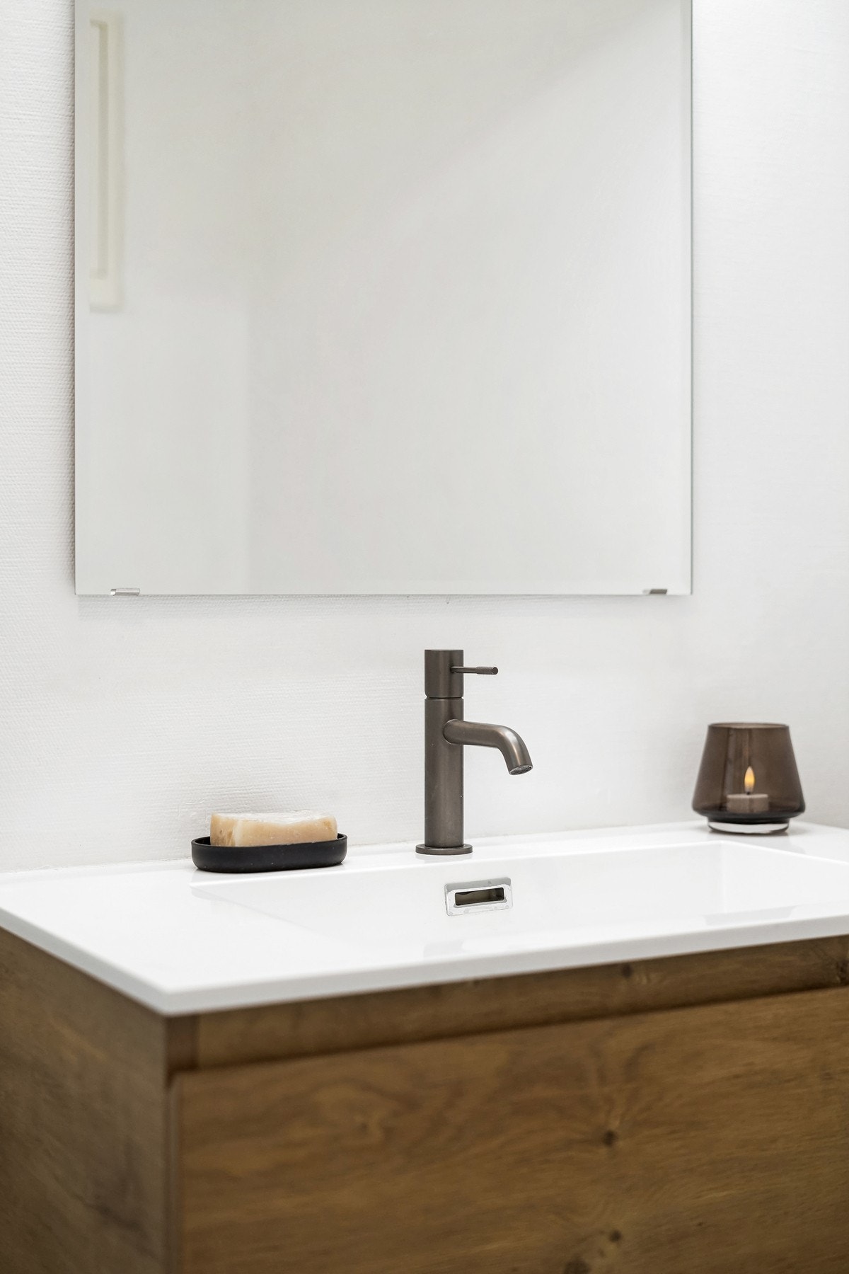 Ny lekker servantinnredning fra 2024 med mørke skuffefronter med grepskant. Galleribilde