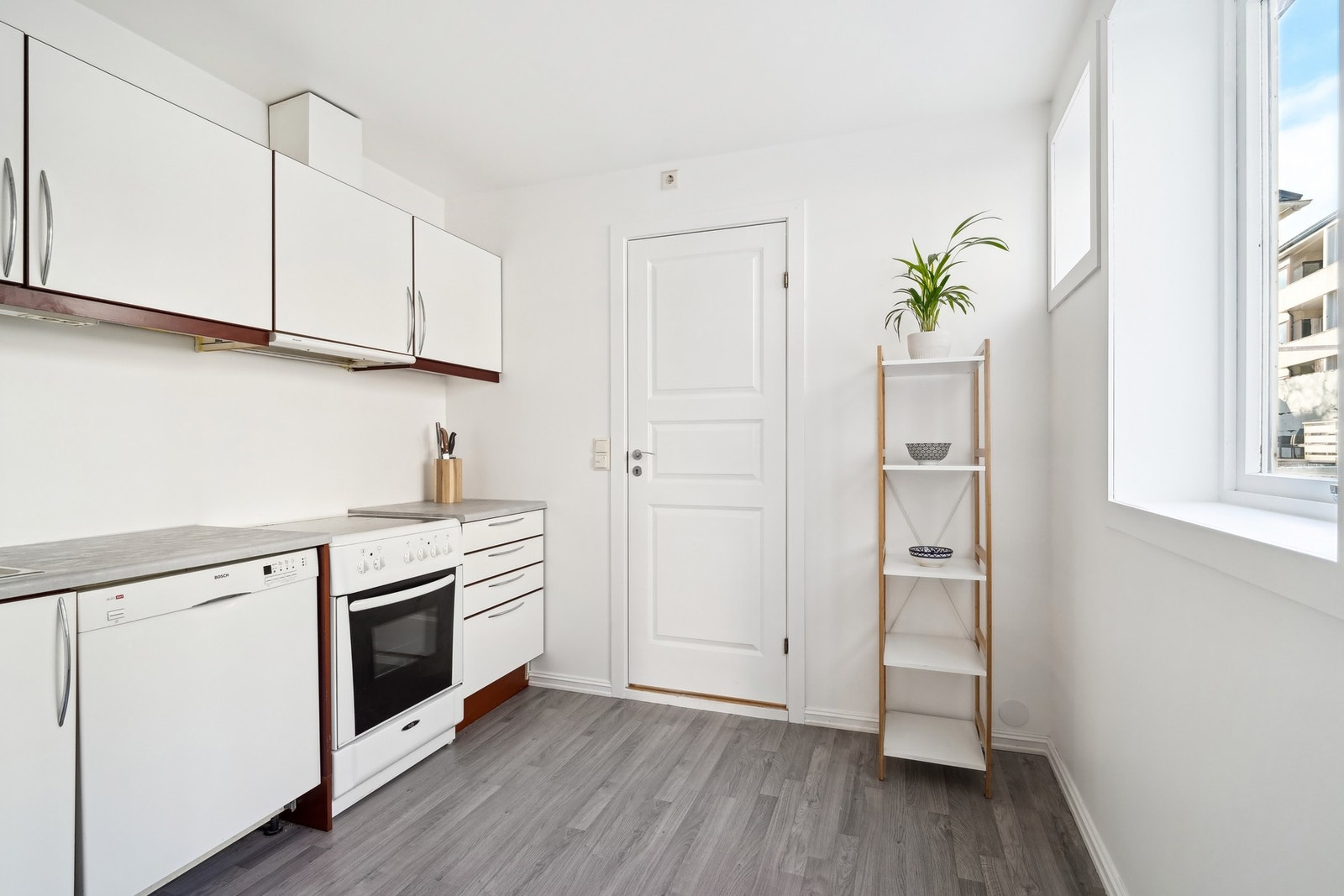 Kjøkkenventilator med avtrekk ut. Tilkomst til bad/vaskerom fra kjøkkenet. Galleribilde