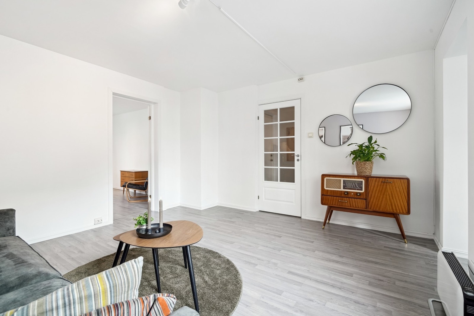 Det er gulvoverflater av laminat, og på veggene er det malte flater. Galleribilde