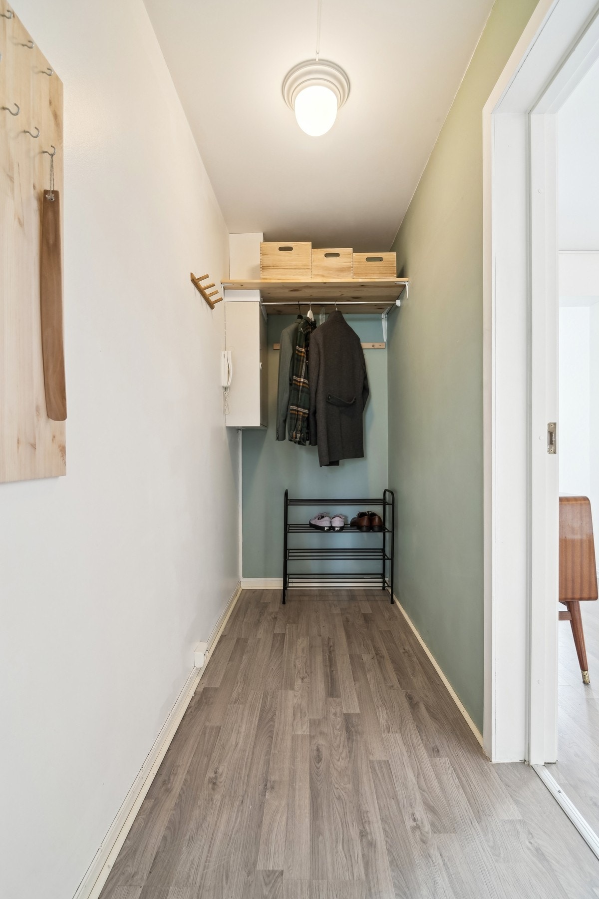 Det er laminat på gulvet, og på veggene er det malte flater. Galleribilde