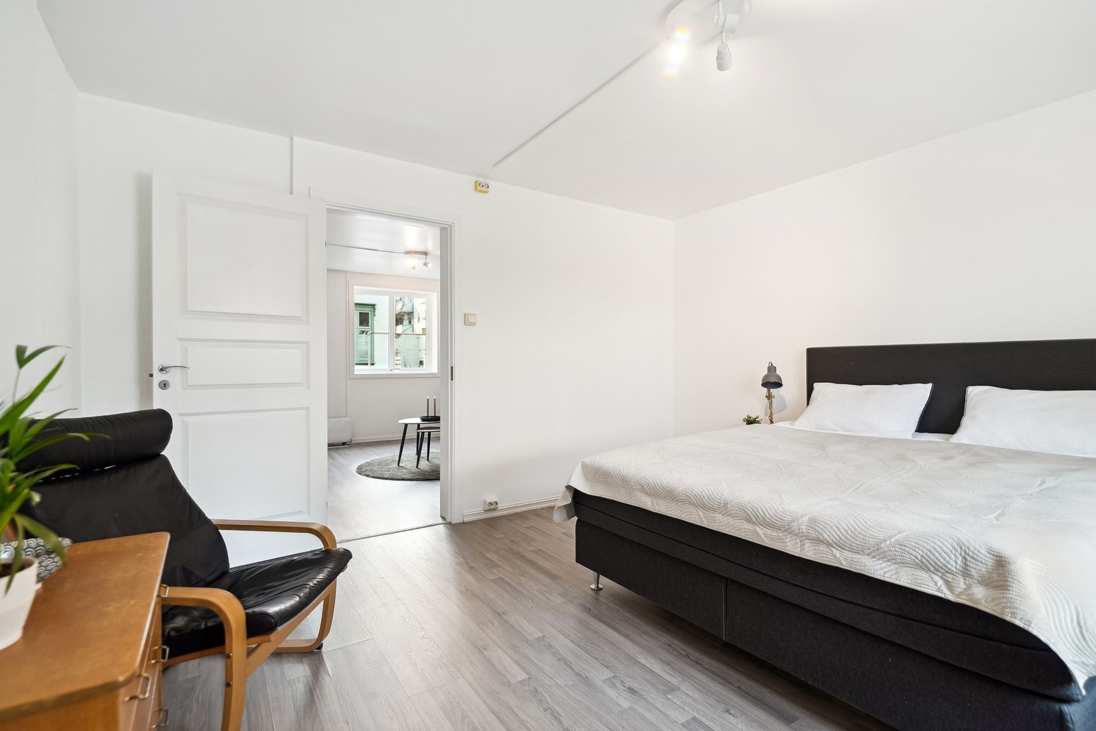 Det er tilkomst til soverommet fra stuen. Galleribilde