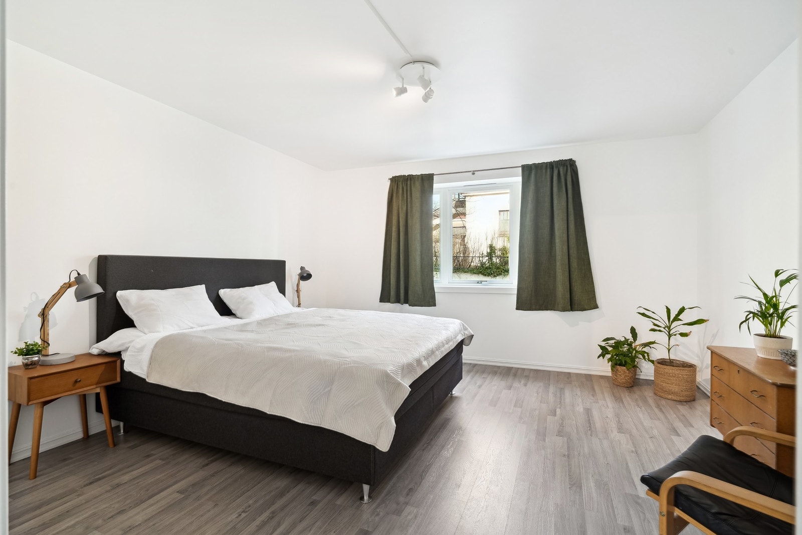 Vinduet vender mot øst. Gardinstang medfølger i handelen. Galleribilde