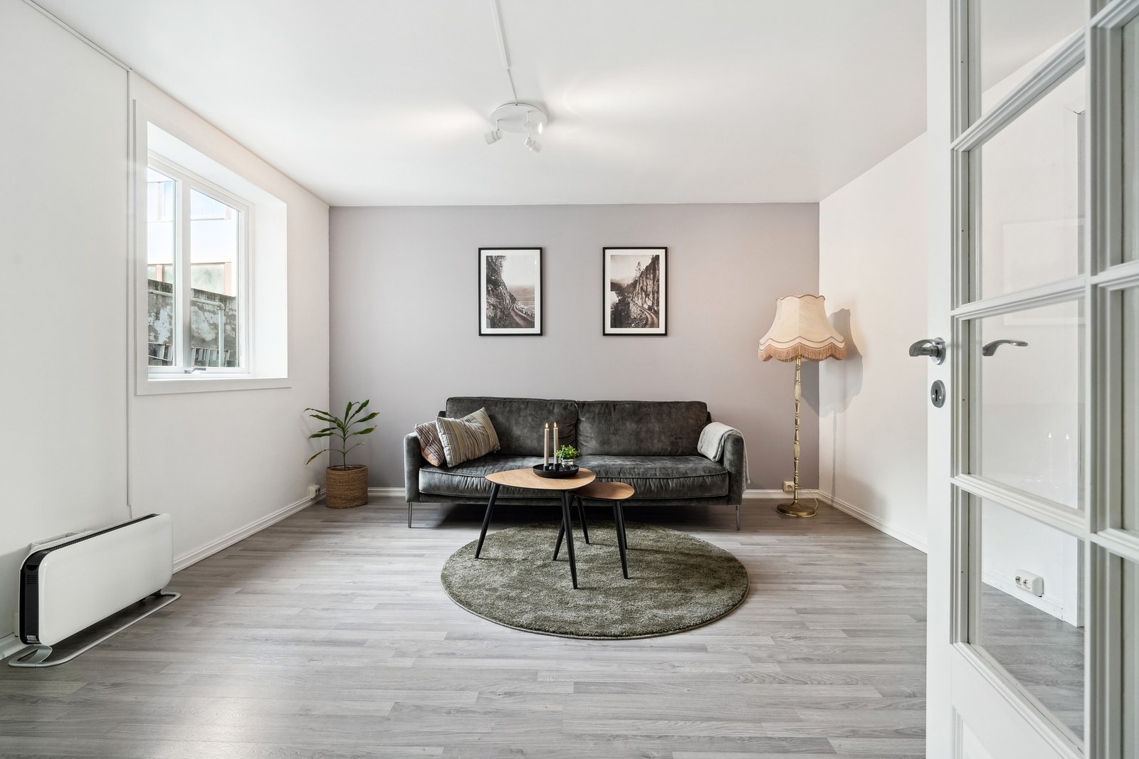 Stuen har fin størrelse med plass til møblering av sitte- og spisegruppe. Galleribilde