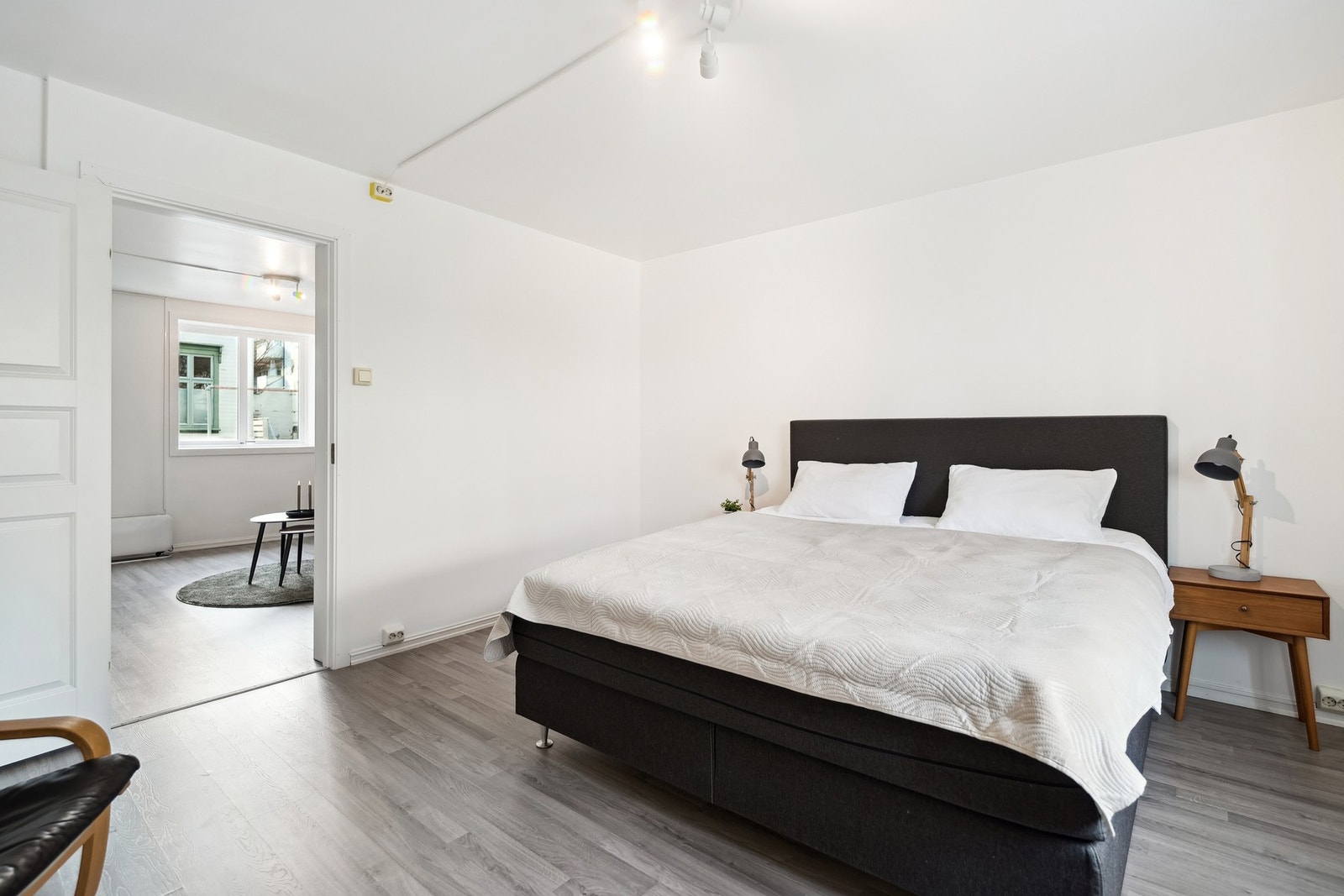 Svært romslig hovedsoverom med plass til dobbeltseng og nattbord. Galleribilde