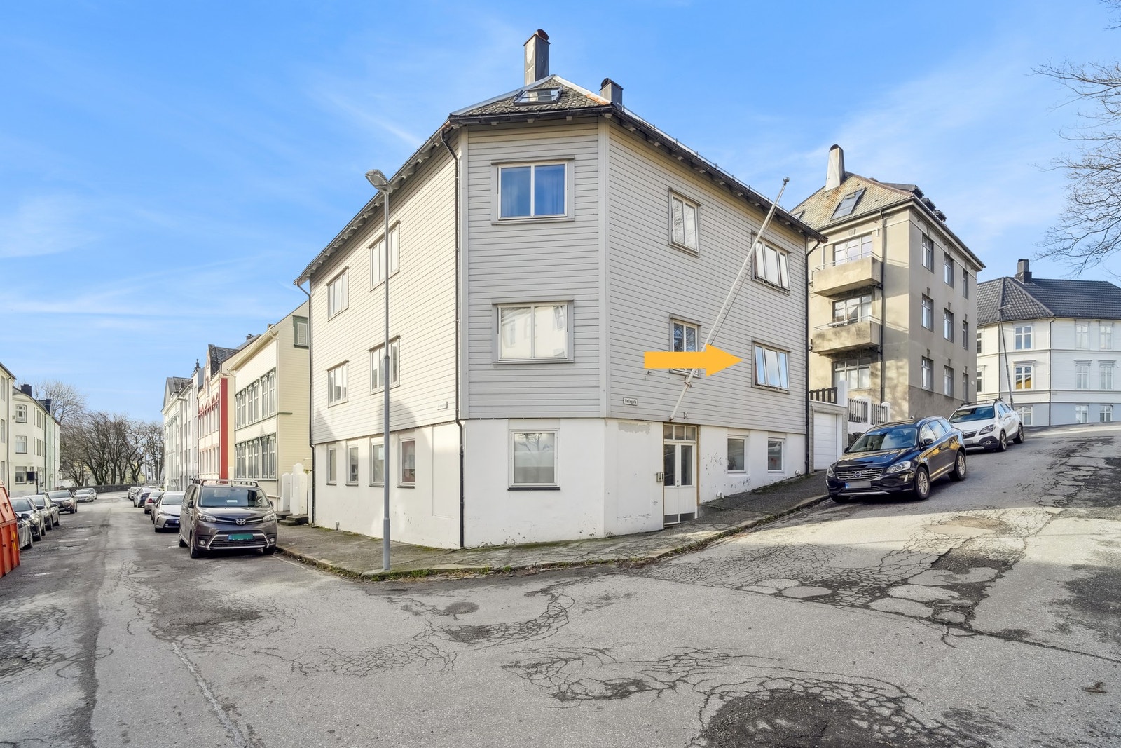 Leiligheten ligger i en høy 1.etg. Galleribilde