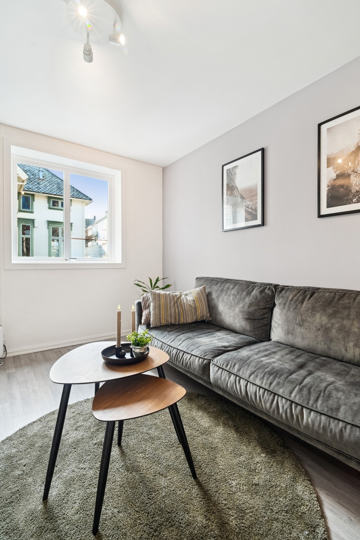 Det vestvendte vinduet slipper inn godt med naturlig lys. Galleribilde