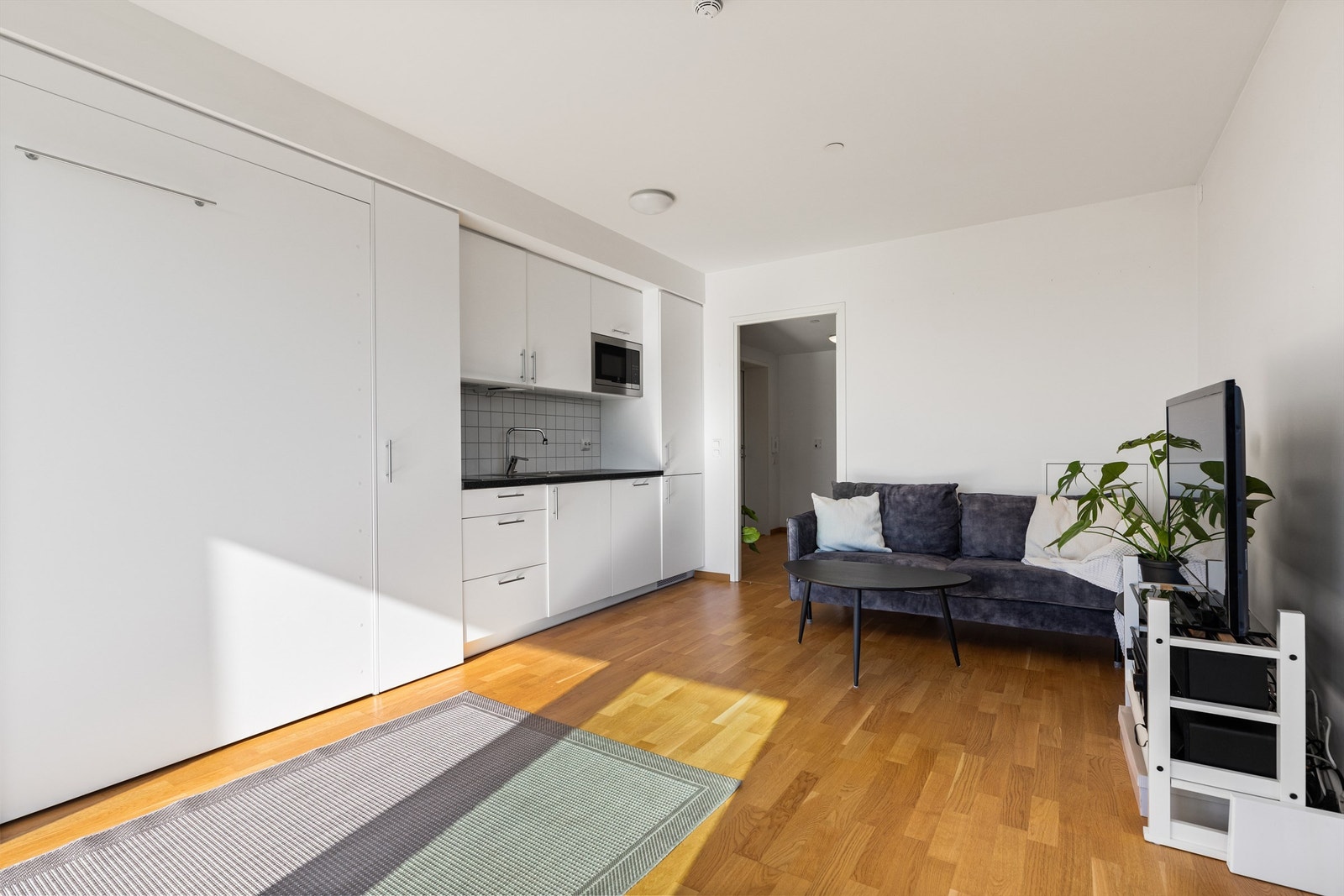 Kjøkken med åpen løsning mot stue fra 2018. Galleribilde