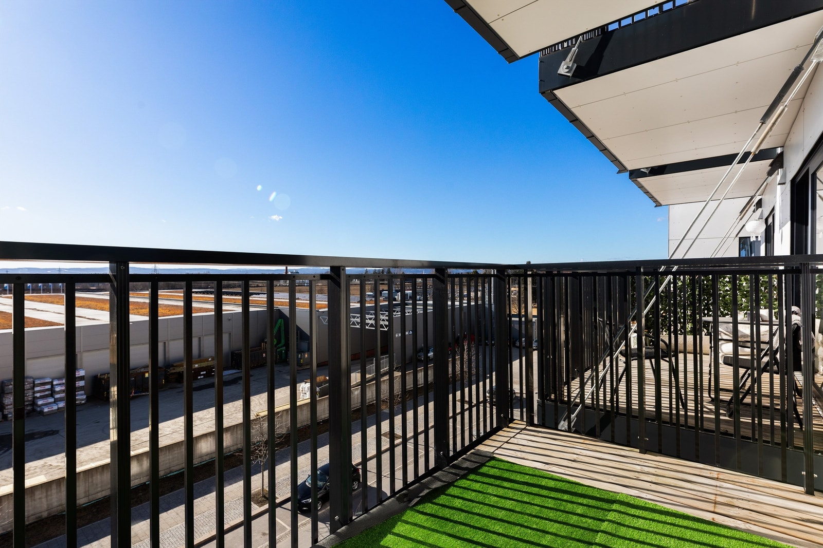 Koselig balkong på 6kvm. Gressmatten er blitt brukt som beskyttelse for balkongen og kan lett fjernes. Galleribilde