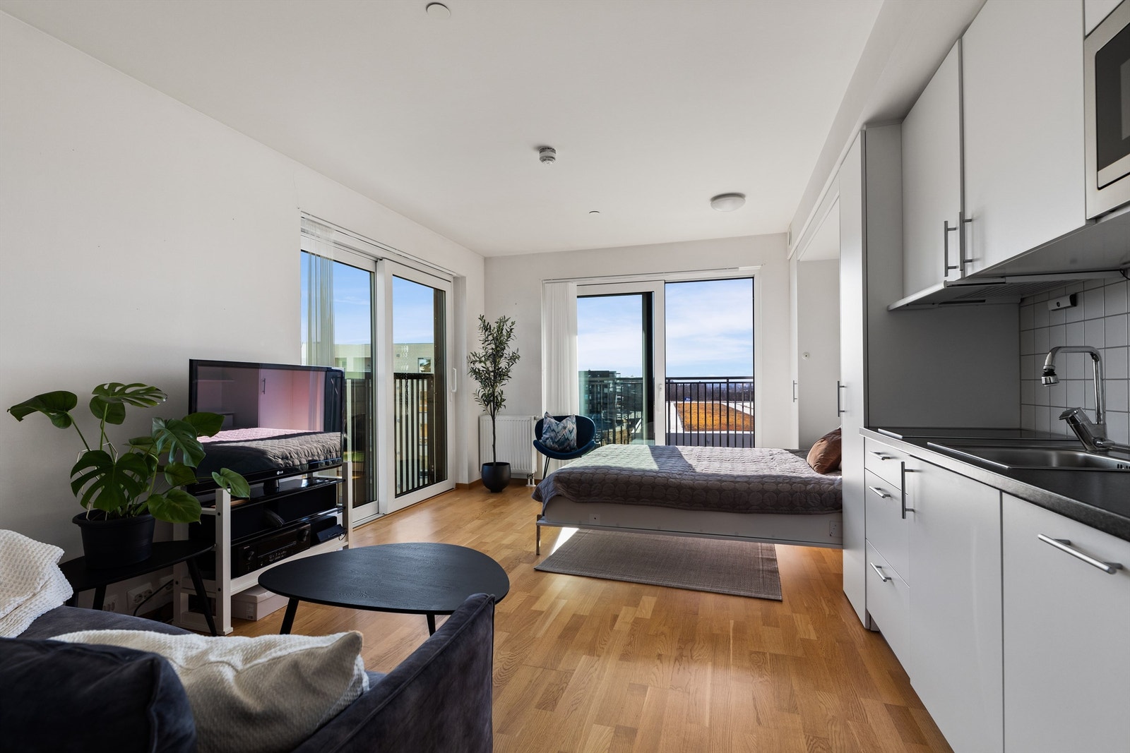 Stuen er av god størrelse og her er det plass til både sofagruppe og spisestue. Fra stuen er det utgang til en balkong på ca. 6kvm samt en fransk balkong. Galleribilde