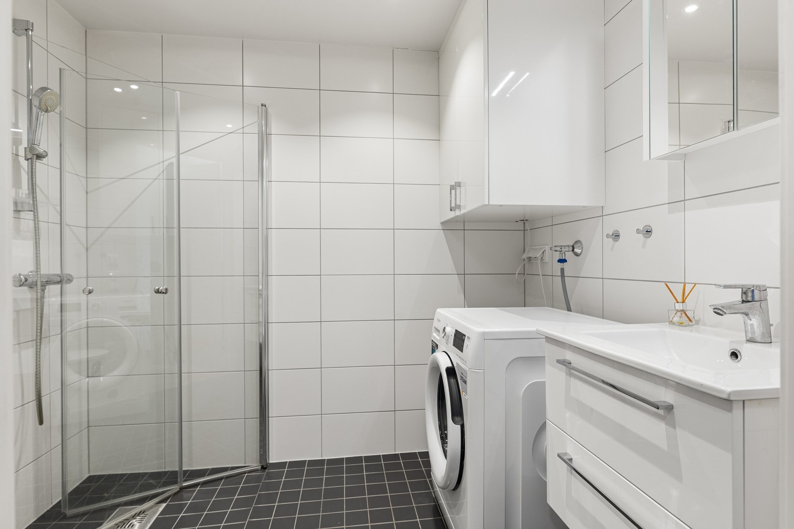 Lyst og pent baderom fra 2018 med flislagt gulv med varme og flislagte vegger. Galleribilde