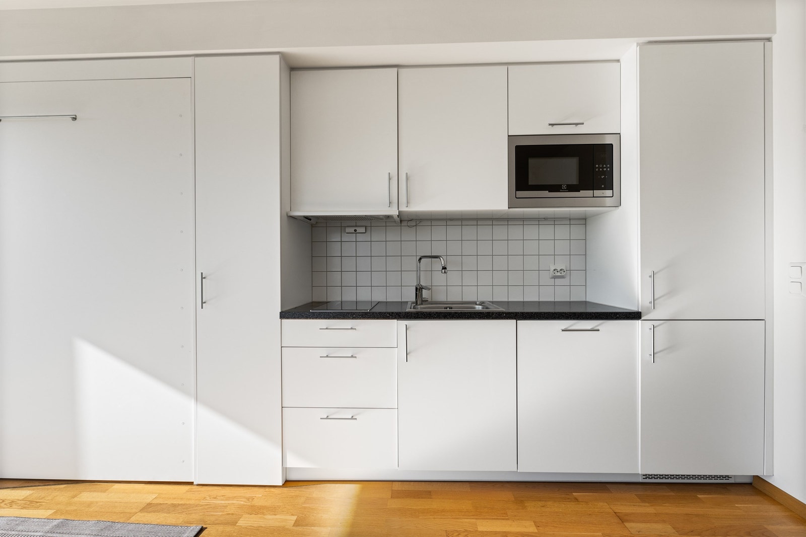 Det er integrerte hvitevarer, kjøleskap, oppvaskmaskin, mikrobølgeovn og nedfelt platetopp. Galleribilde