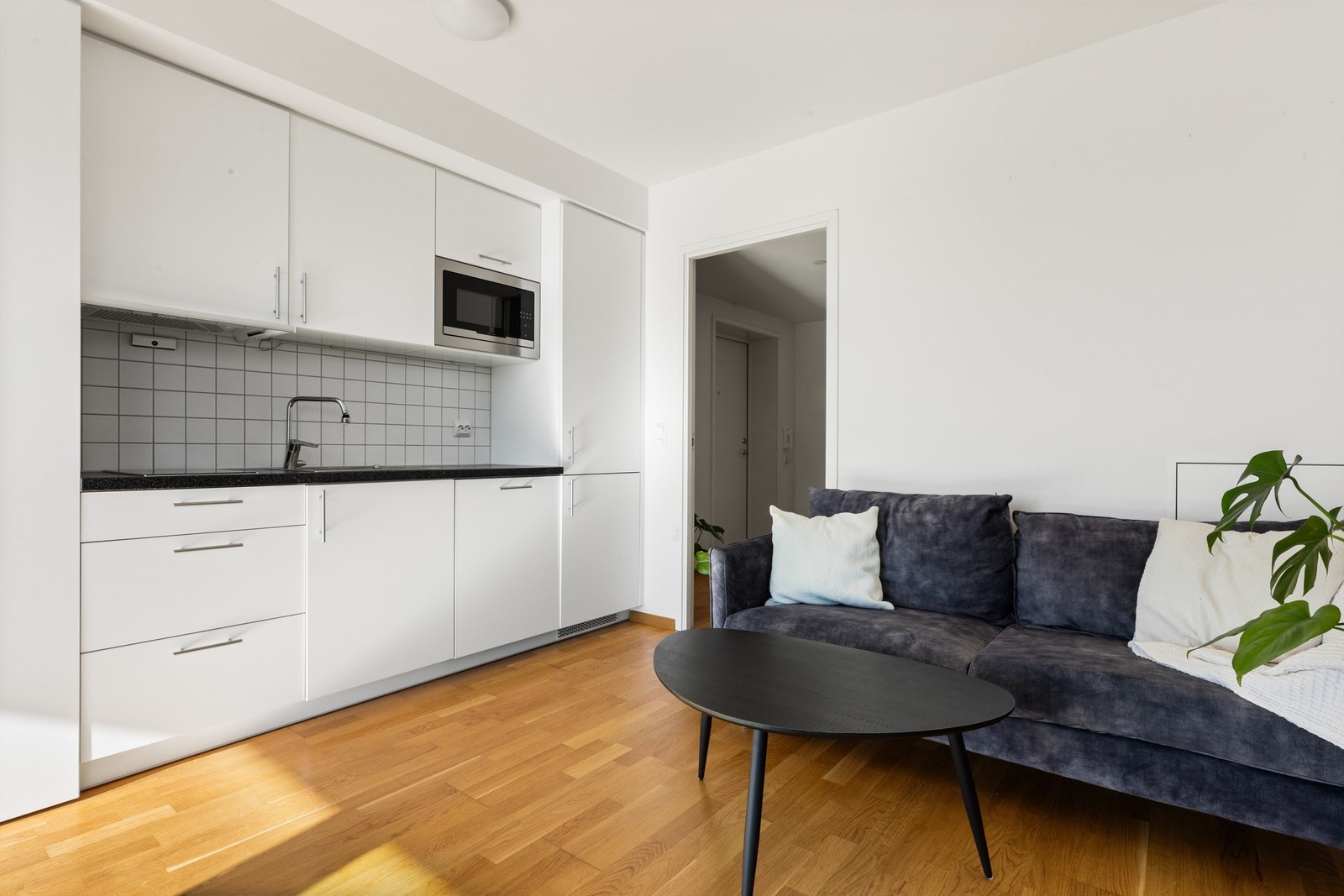 Kjøkken med glatte fronter, benkeplate av laminat og nedsenket oppvaskkum. Galleribilde