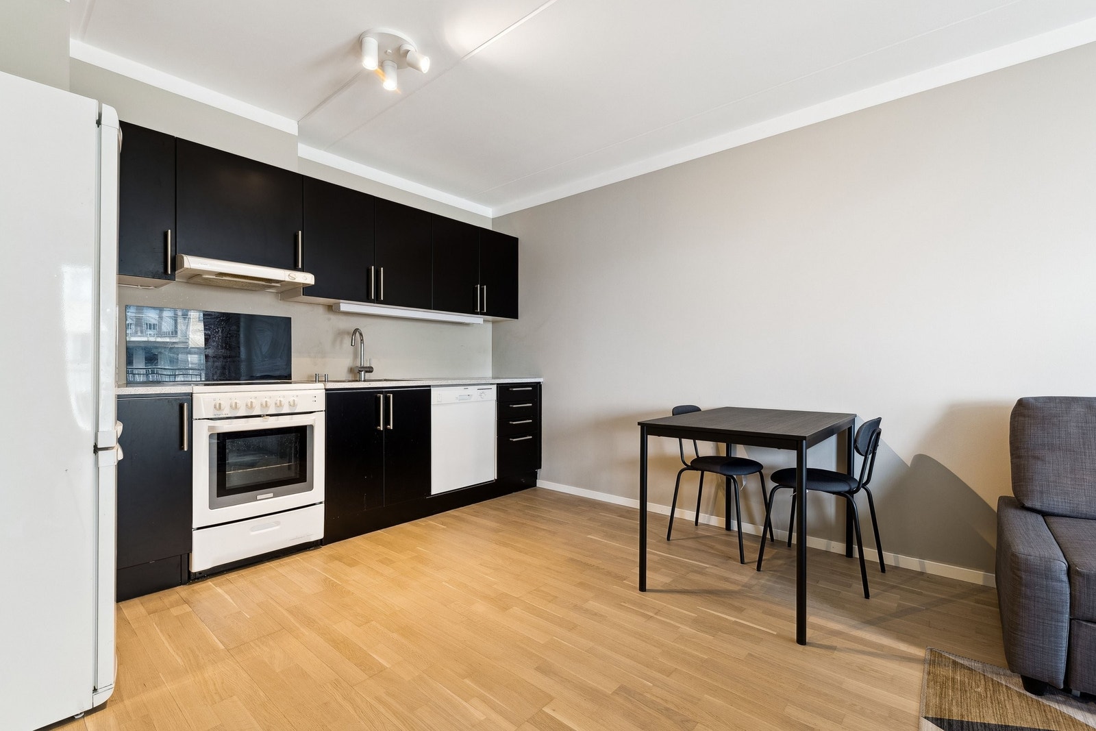 Romslig kjøkken med rikelig skapplass. Galleribilde