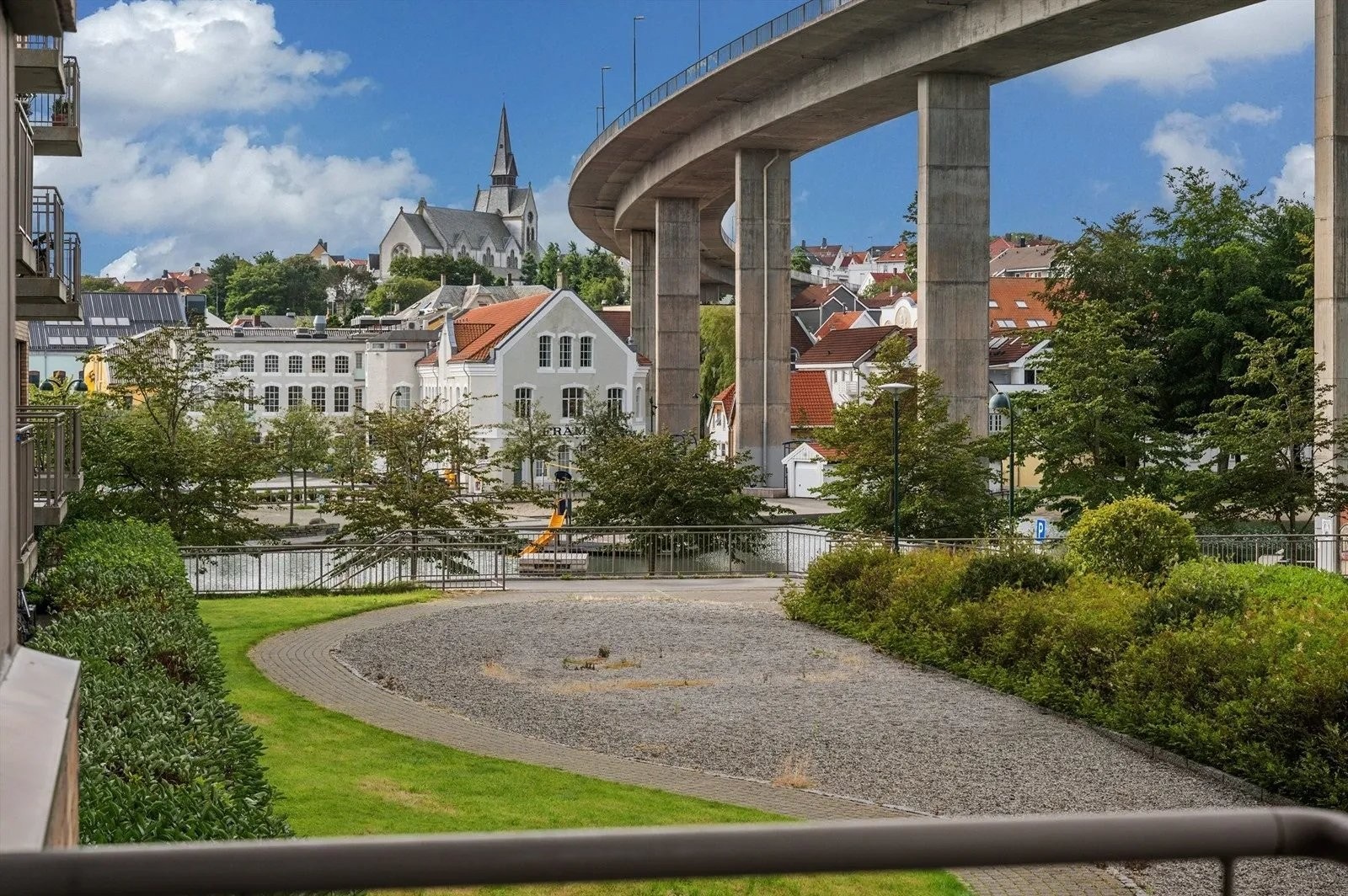 Leiligheten er beliggende i Badedammen, mellom Østre bydel og Stavanger sentrum. Galleribilde